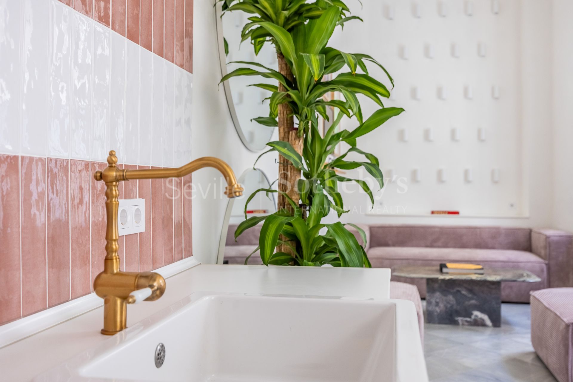 Vivienda singular con terraza y piscina con vistas al Palacio de los Marqueses de la Algaba