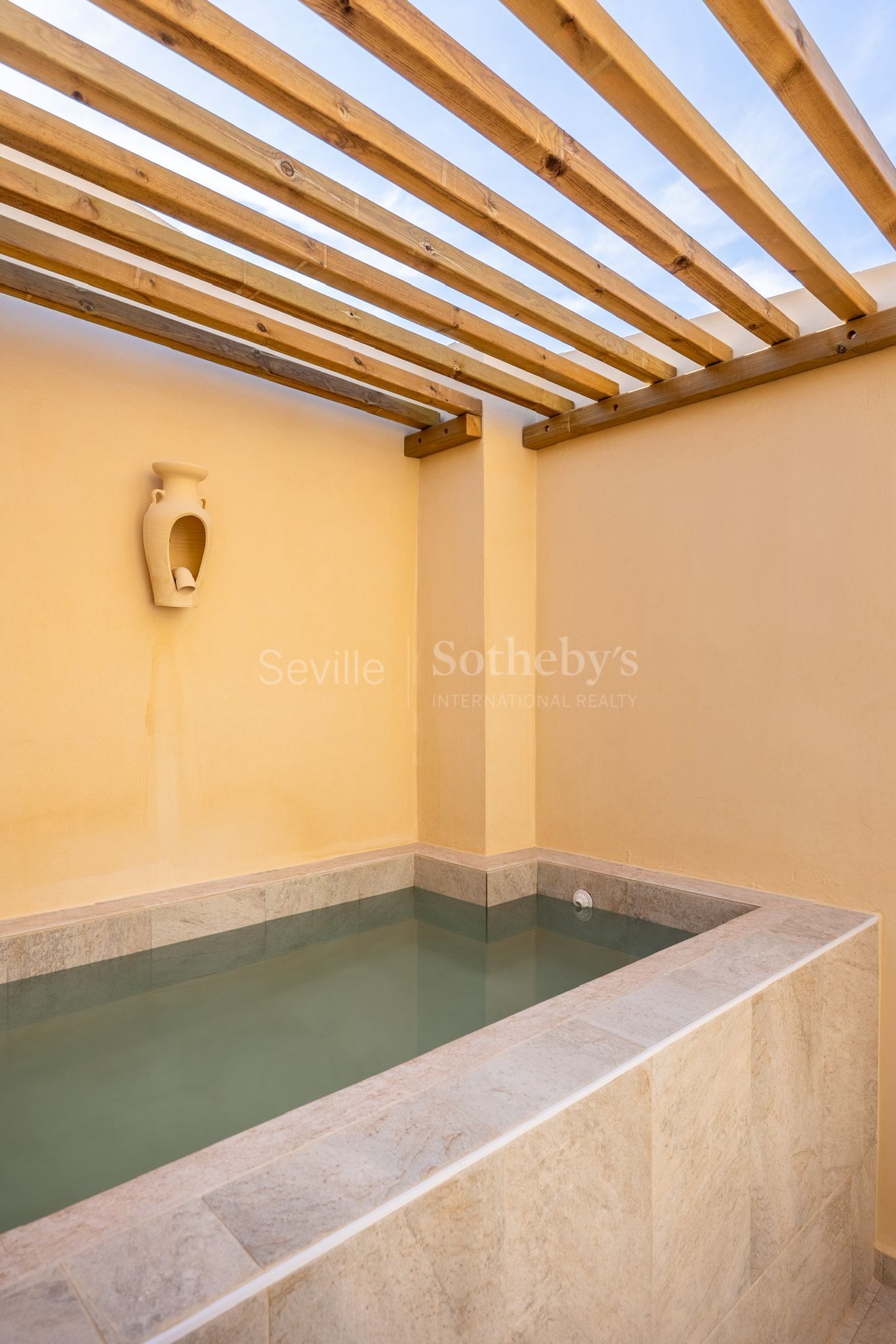 Vivienda singular con terraza y piscina con vistas al Palacio de los Marqueses de la Algaba