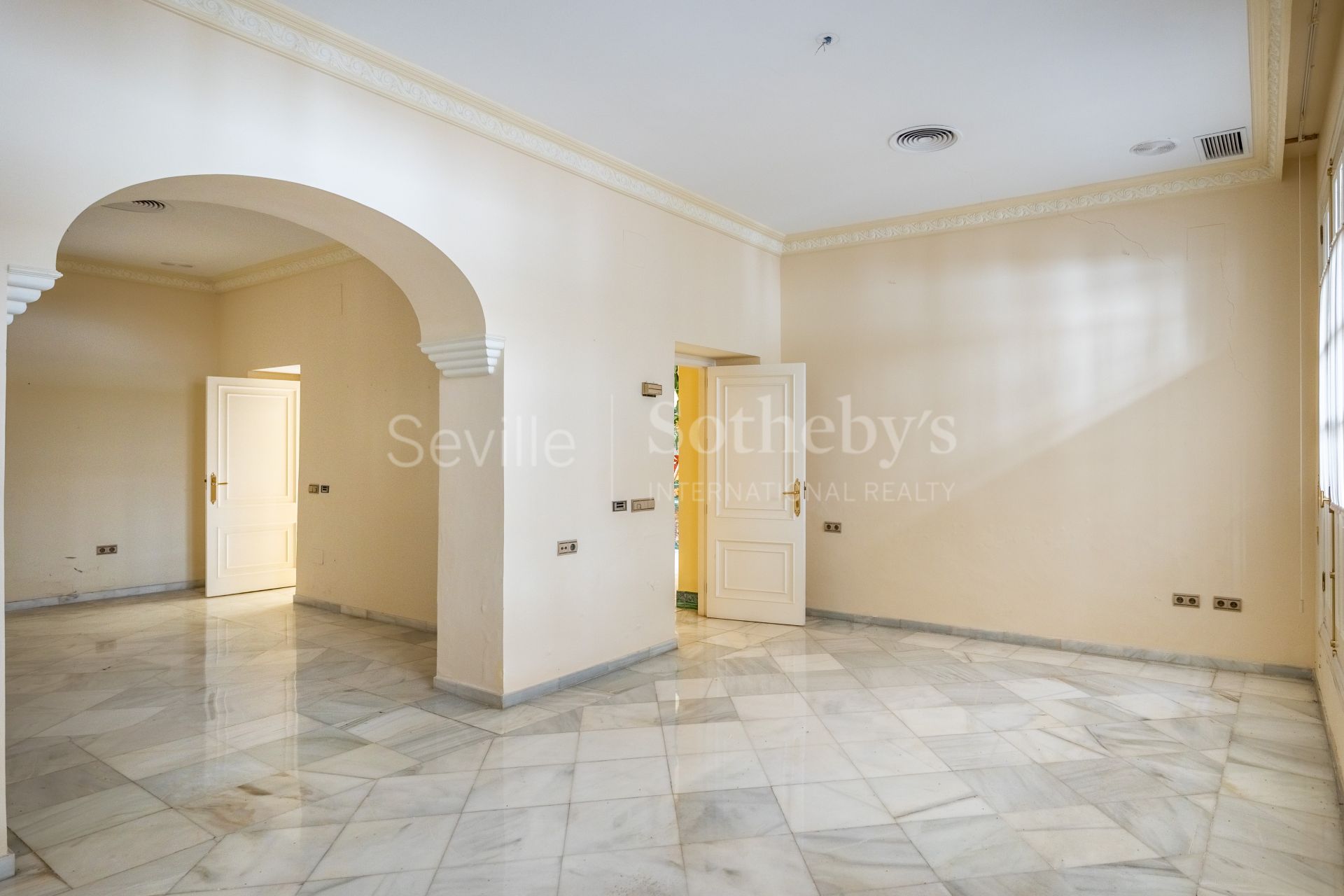 Exclusivo edificio señorial en esquina, situado en pleno casco histórico de Sevilla