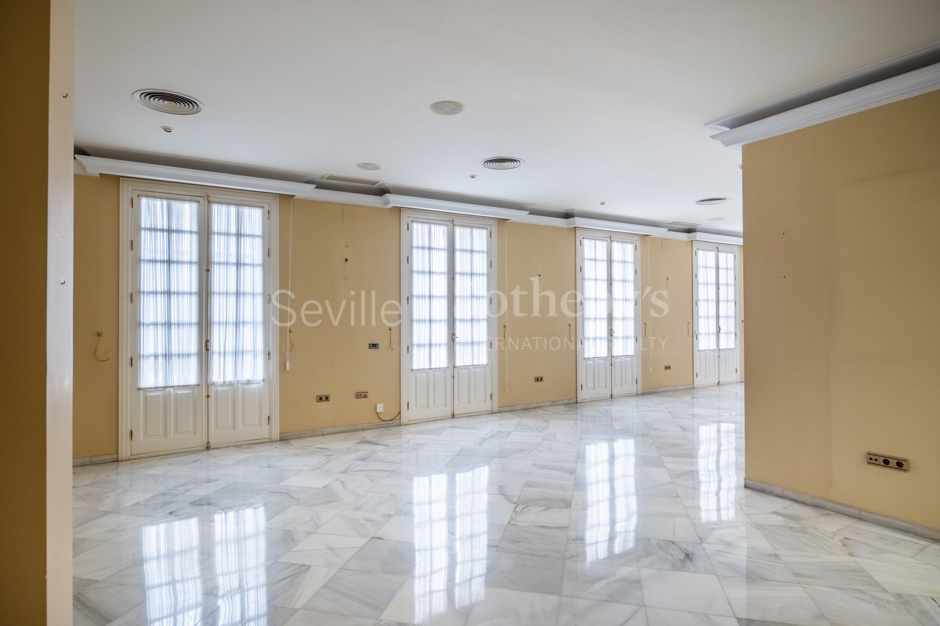 Exclusivo edificio señorial en esquina, situado en pleno casco histórico de Sevilla