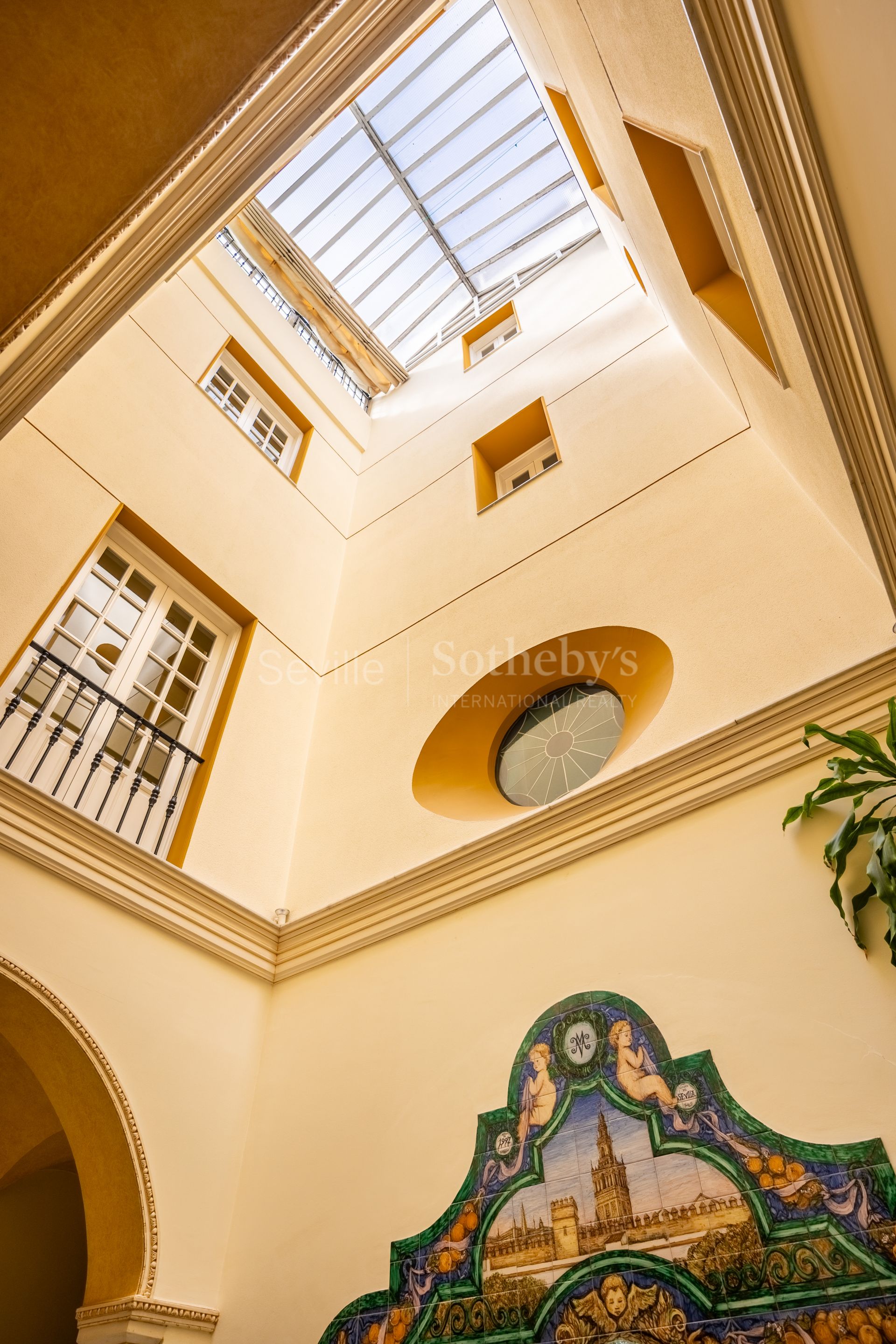 Exclusivo edificio señorial en esquina, situado en pleno casco histórico de Sevilla