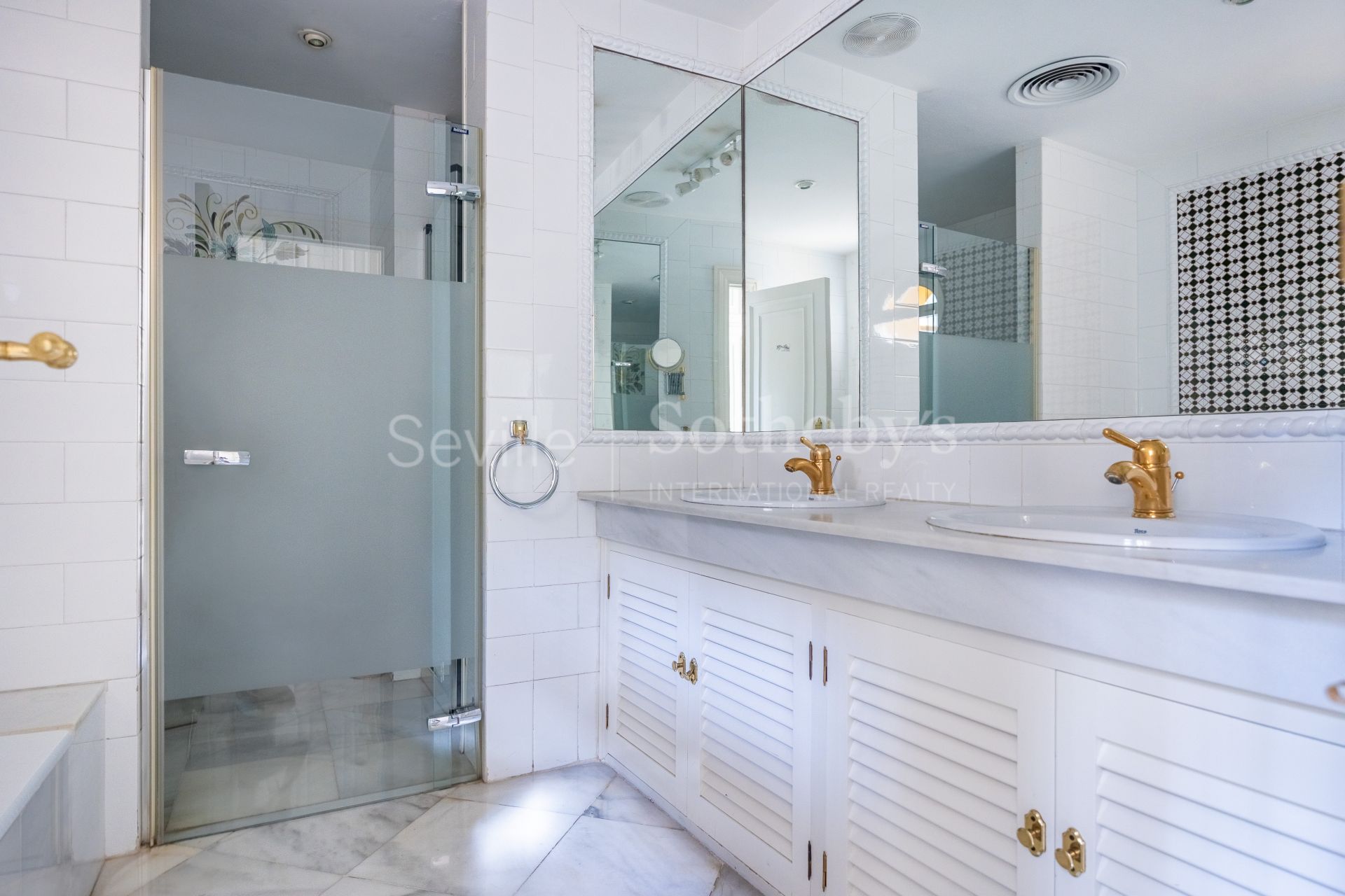 Exclusivo edificio señorial en esquina, situado en pleno casco histórico de Sevilla