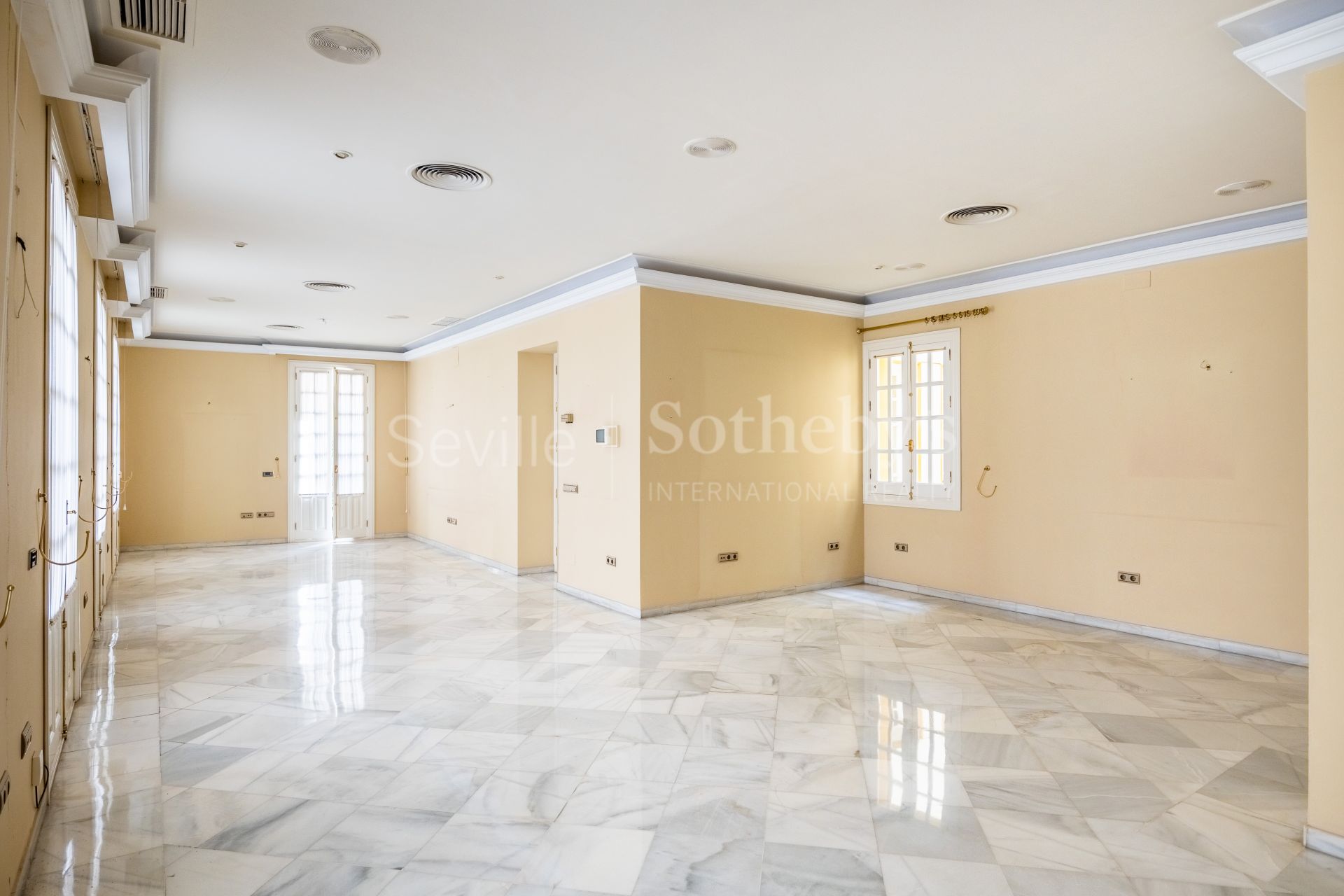 Exclusivo edificio señorial en esquina, situado en pleno casco histórico de Sevilla