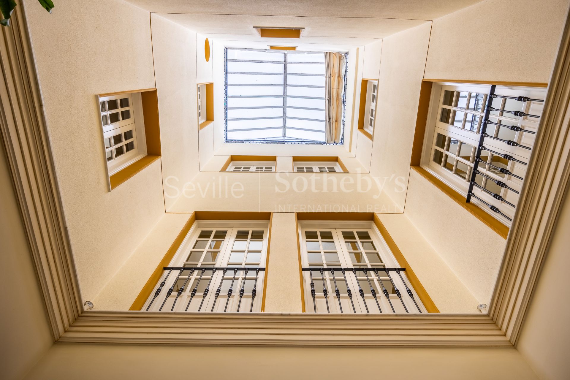 Exclusivo edificio señorial en esquina, situado en pleno casco histórico de Sevilla