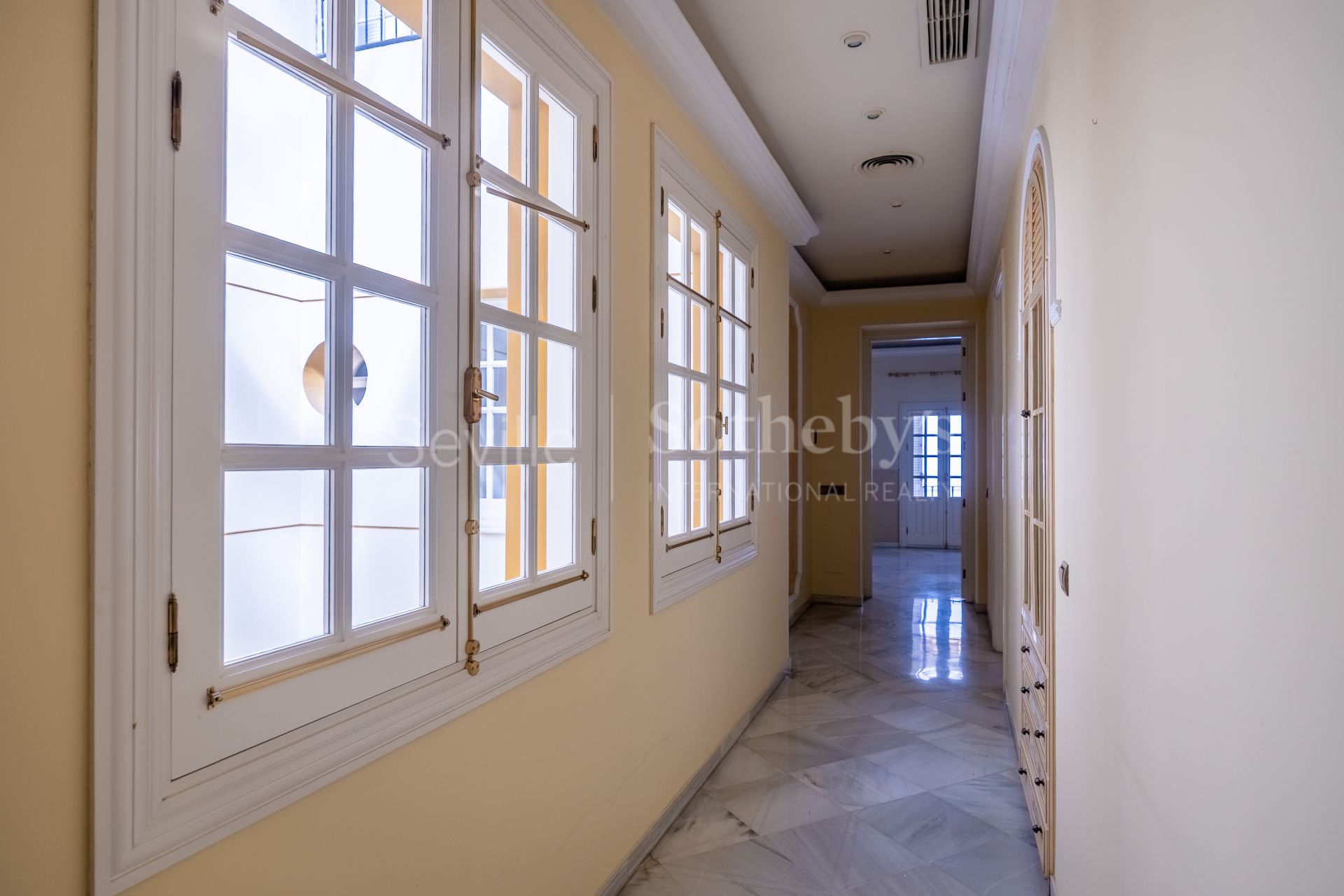 Exclusivo edificio señorial en esquina, situado en pleno casco histórico de Sevilla