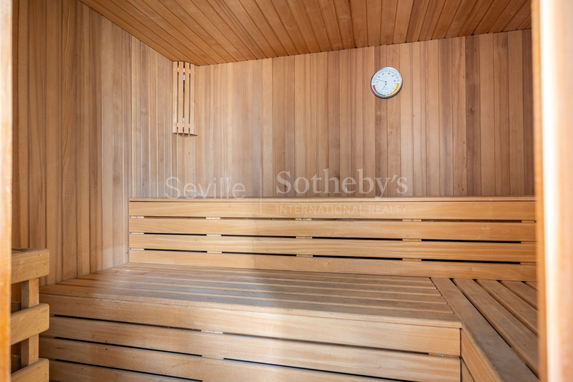 Exclusivo edificio señorial en esquina, situado en pleno casco histórico de Sevilla