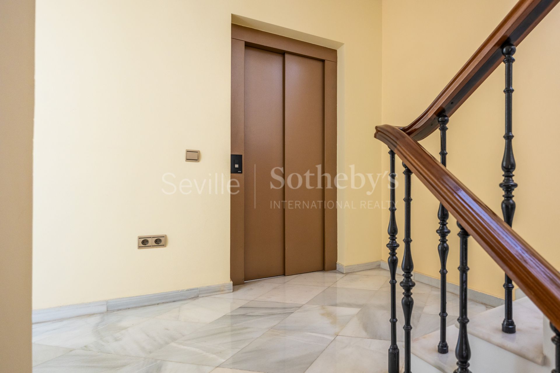 Exclusivo edificio señorial en esquina, situado en pleno casco histórico de Sevilla