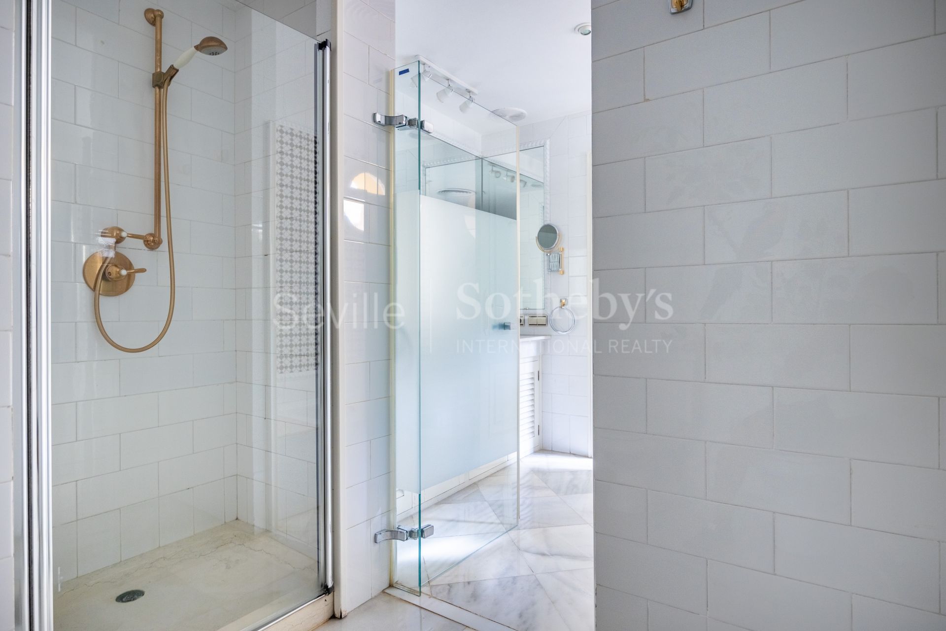 Exclusivo edificio señorial en esquina, situado en pleno casco histórico de Sevilla