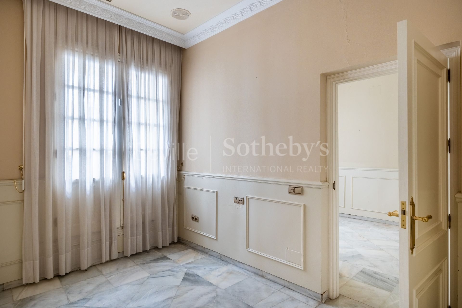 Exclusivo edificio señorial en esquina, situado en pleno casco histórico de Sevilla