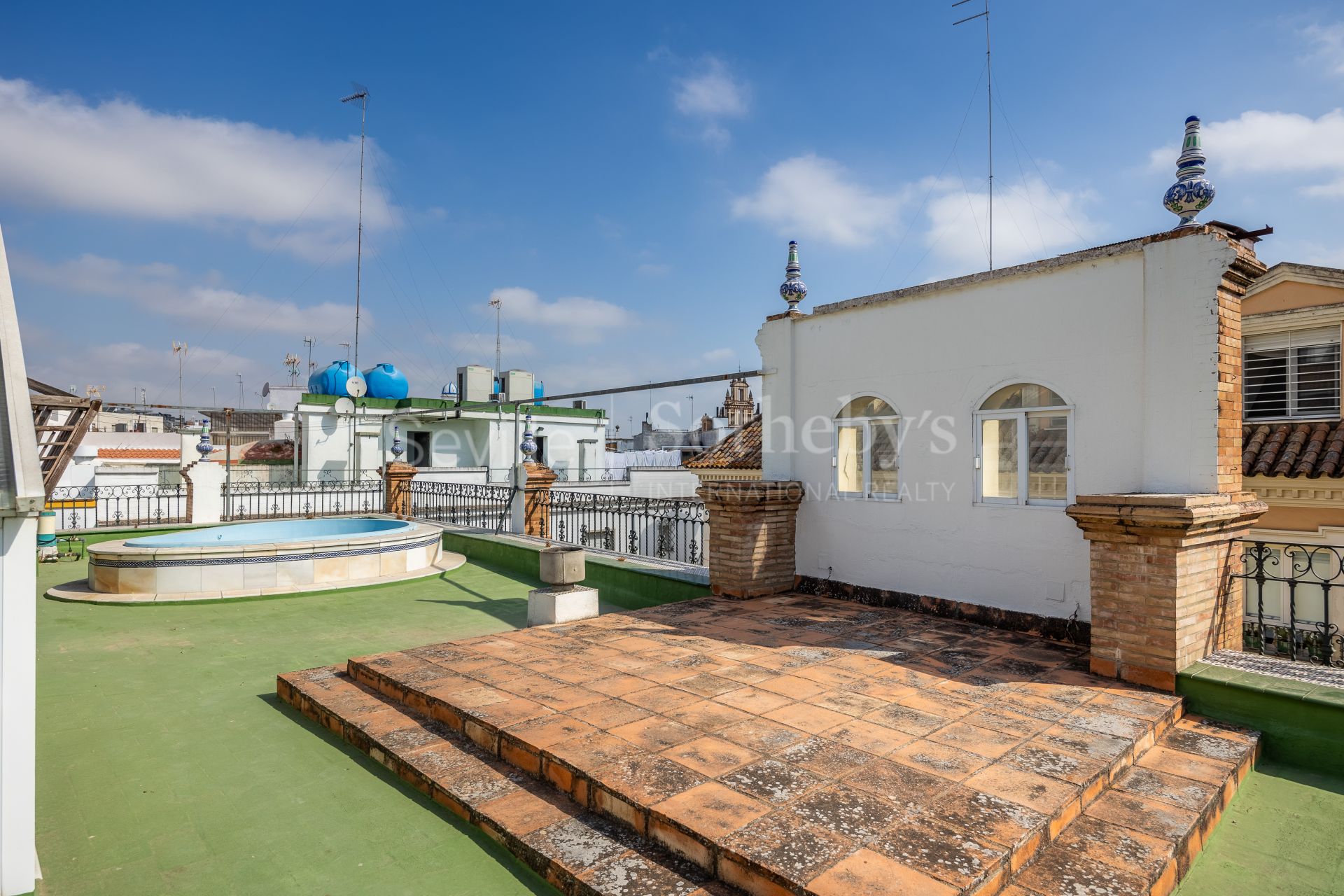 Exclusivo edificio señorial en esquina, situado en pleno casco histórico de Sevilla