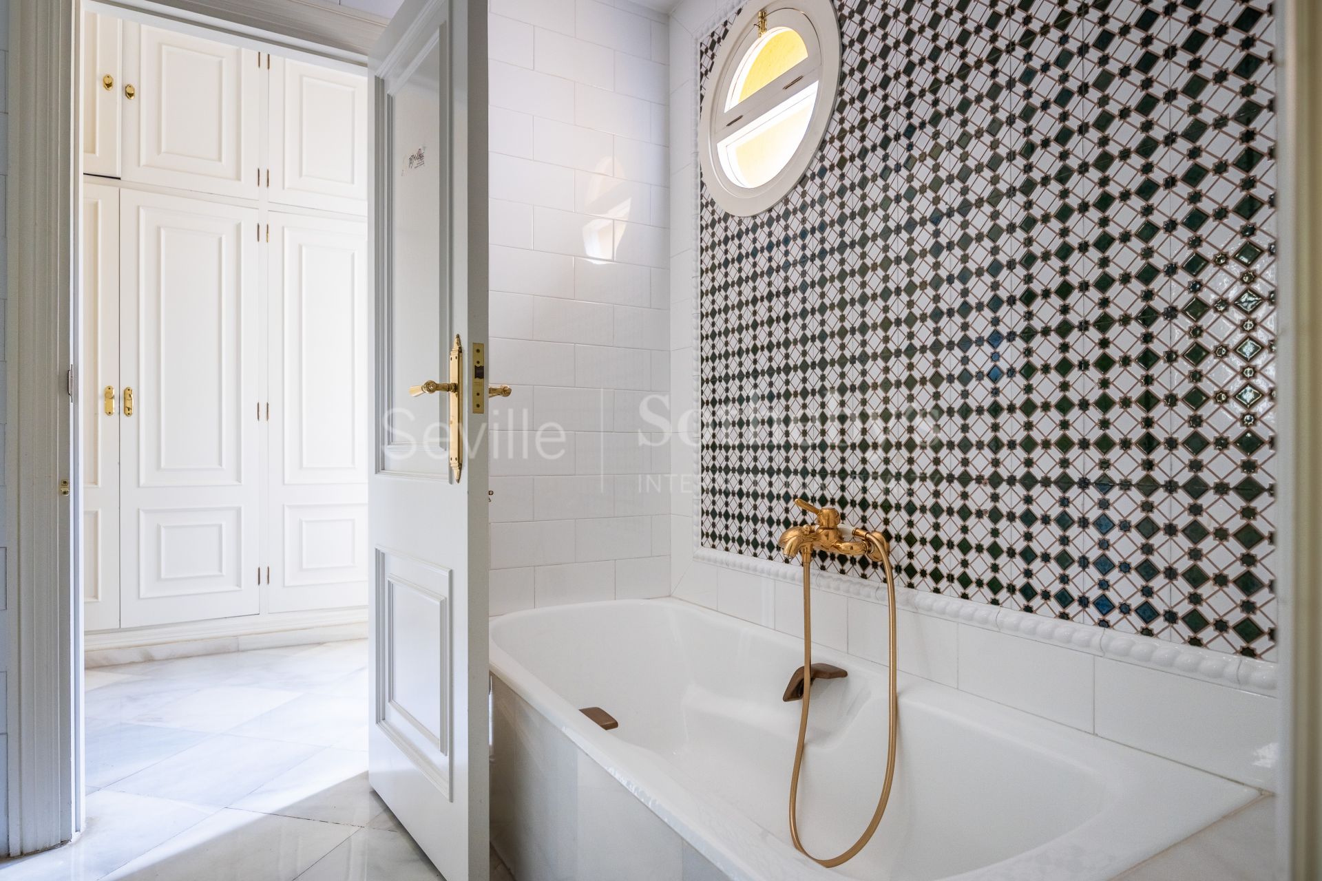 Exclusivo edificio señorial en esquina, situado en pleno casco histórico de Sevilla