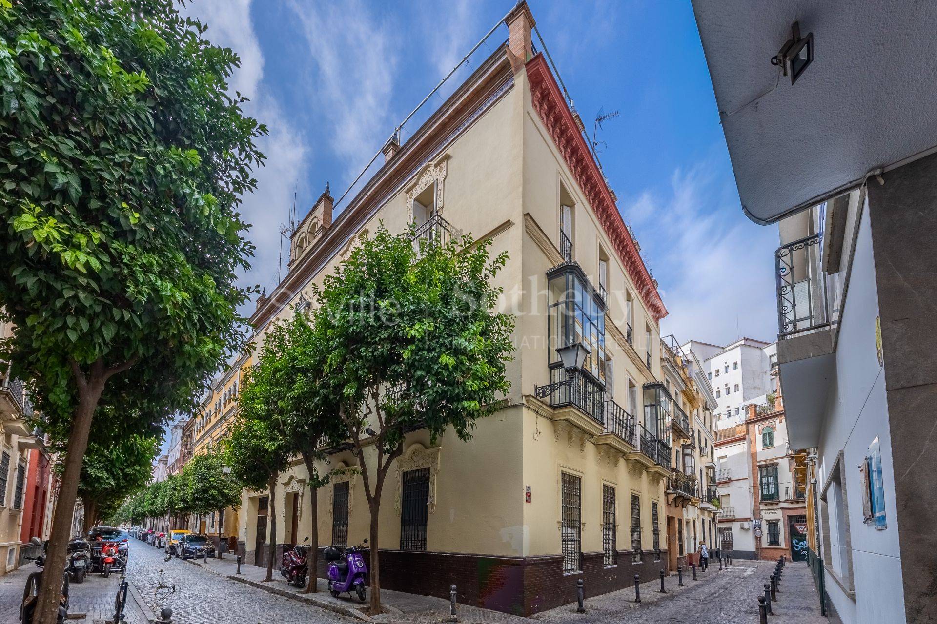 Exclusivo edificio señorial en esquina, situado en pleno casco histórico de Sevilla