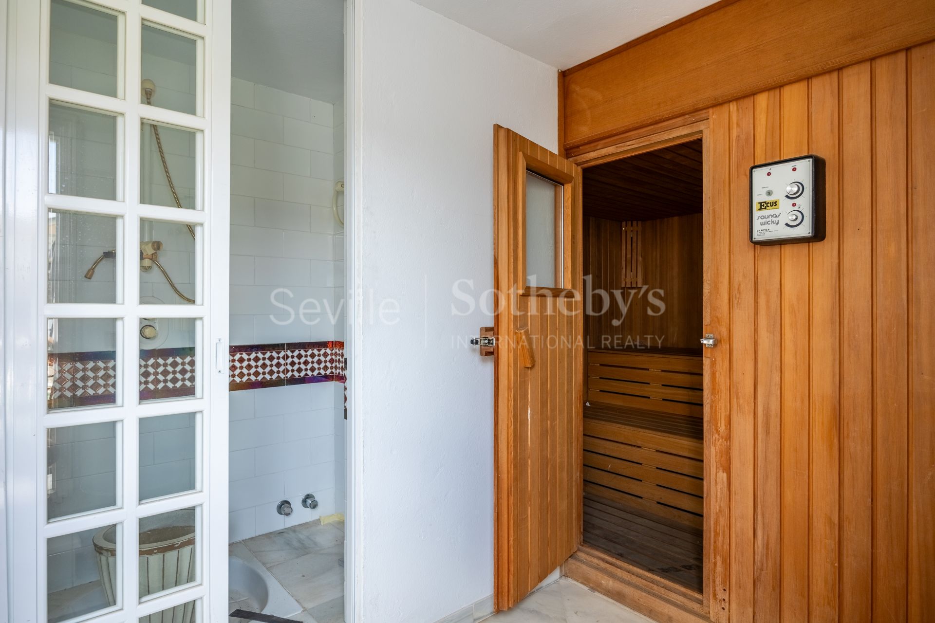 Exclusivo edificio señorial en esquina, situado en pleno casco histórico de Sevilla