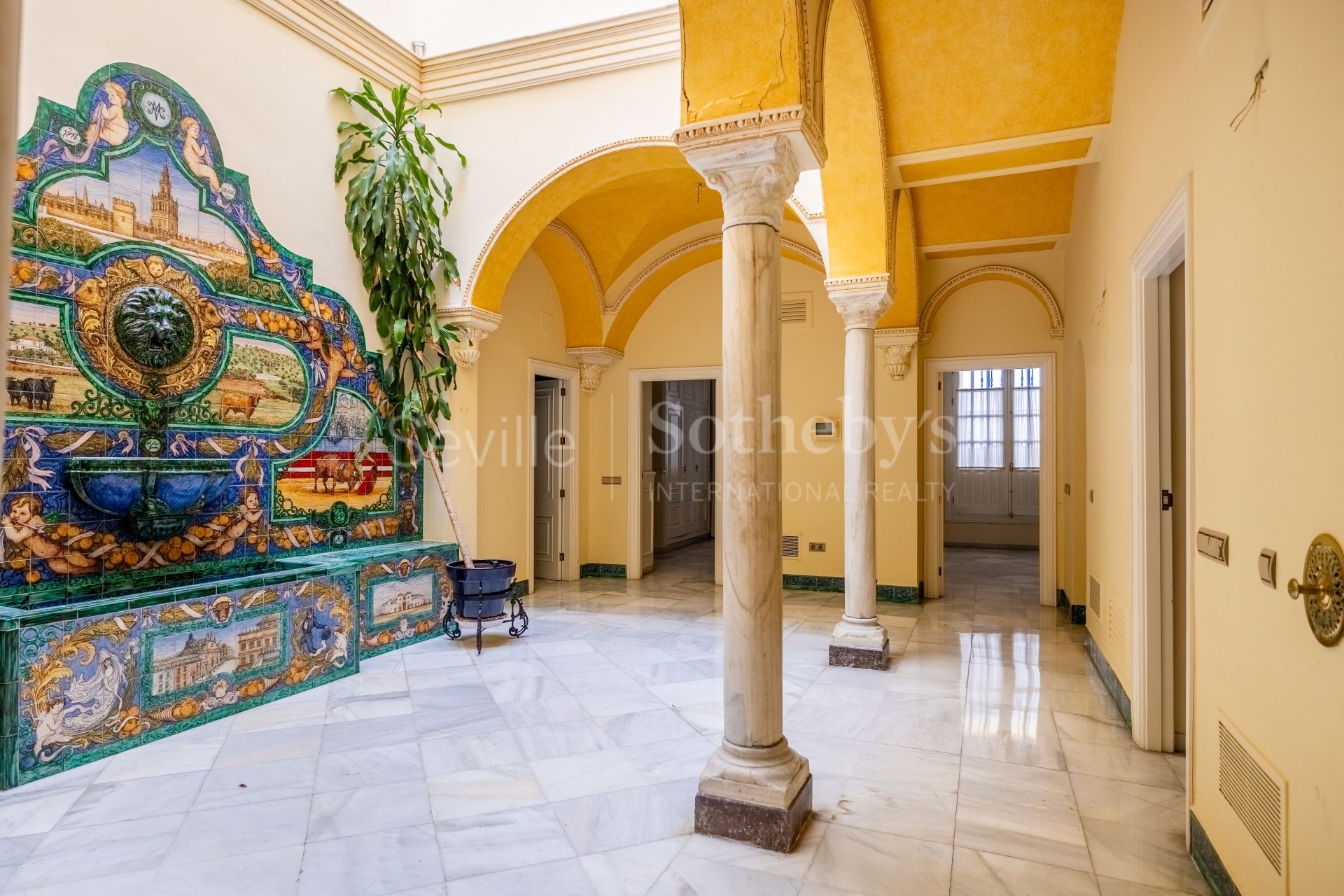 Exclusivo edificio señorial en esquina, situado en pleno casco histórico de Sevilla