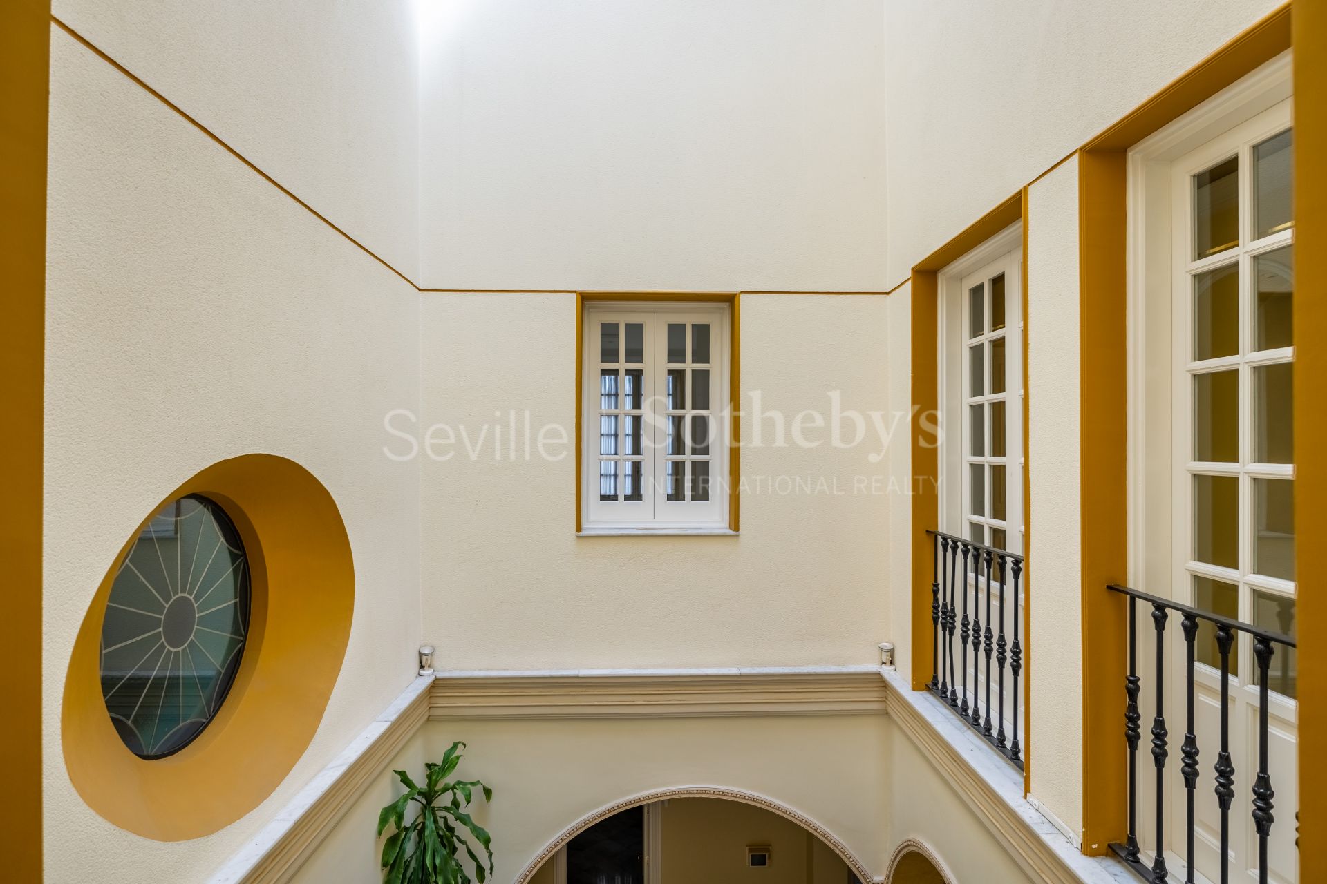 Exclusivo edificio señorial en esquina, situado en pleno casco histórico de Sevilla