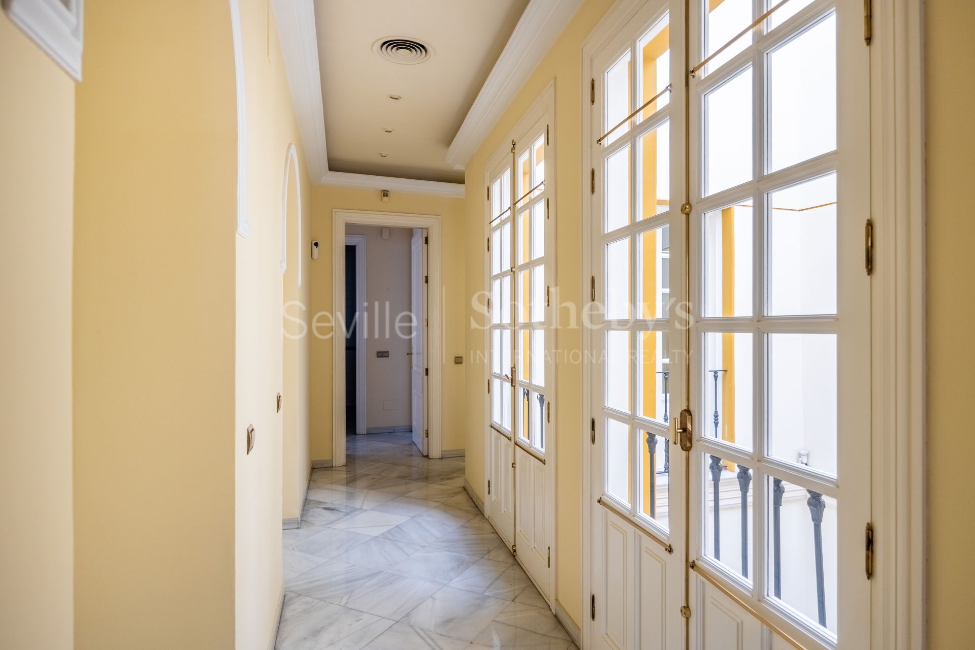 Exclusivo edificio señorial en esquina, situado en pleno casco histórico de Sevilla