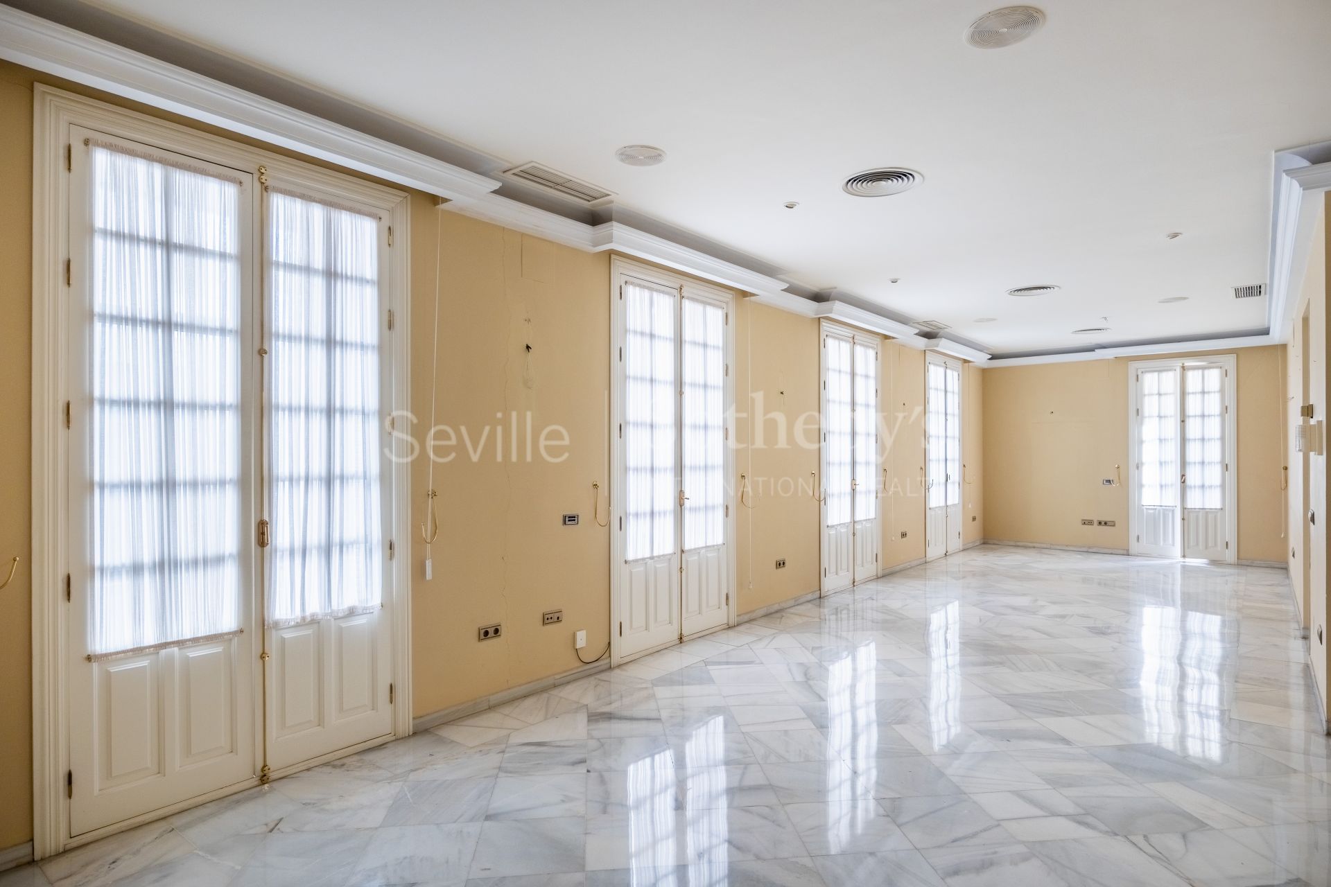 Exclusivo edificio señorial en esquina, situado en pleno casco histórico de Sevilla