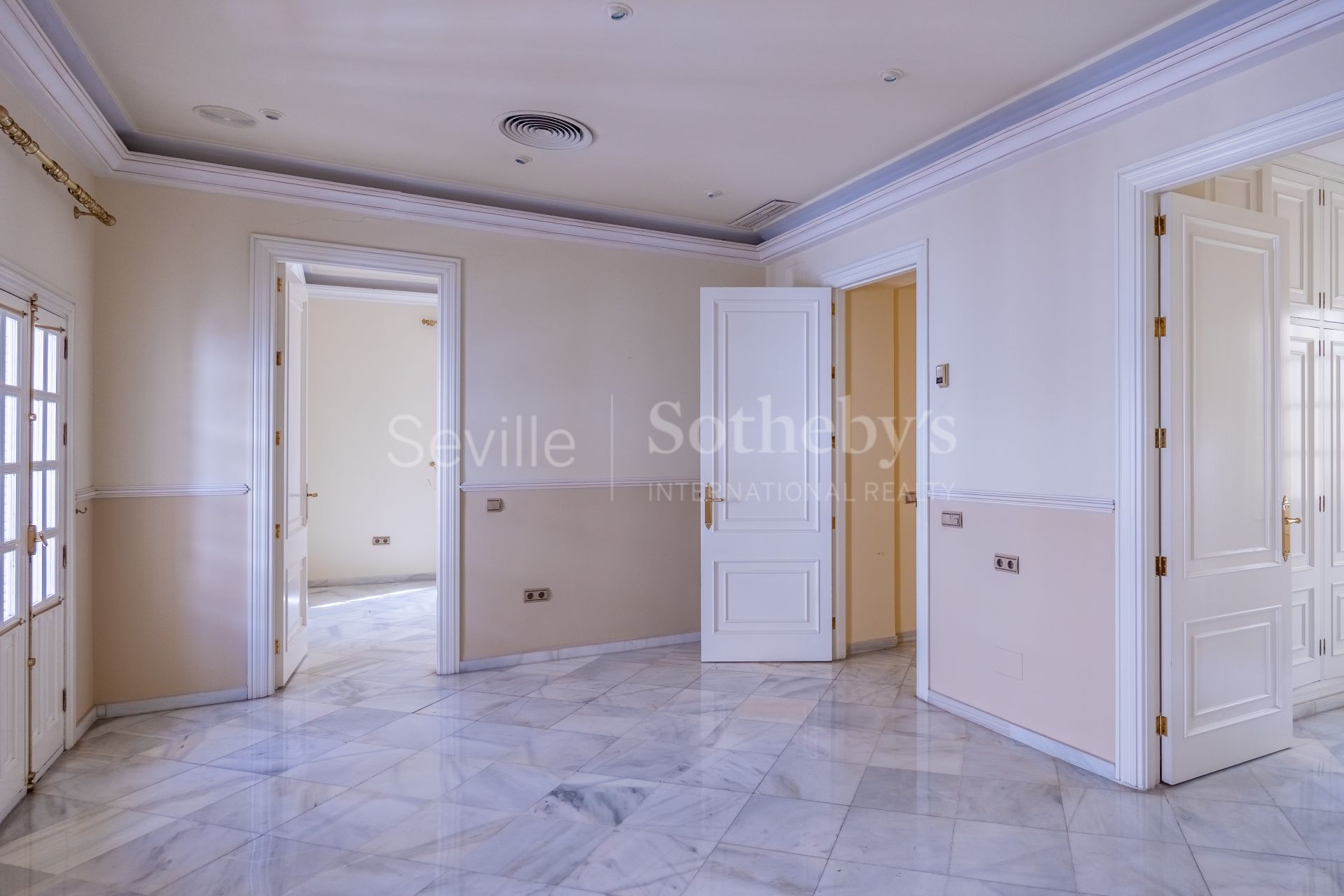 Exclusivo edificio señorial en esquina, situado en pleno casco histórico de Sevilla