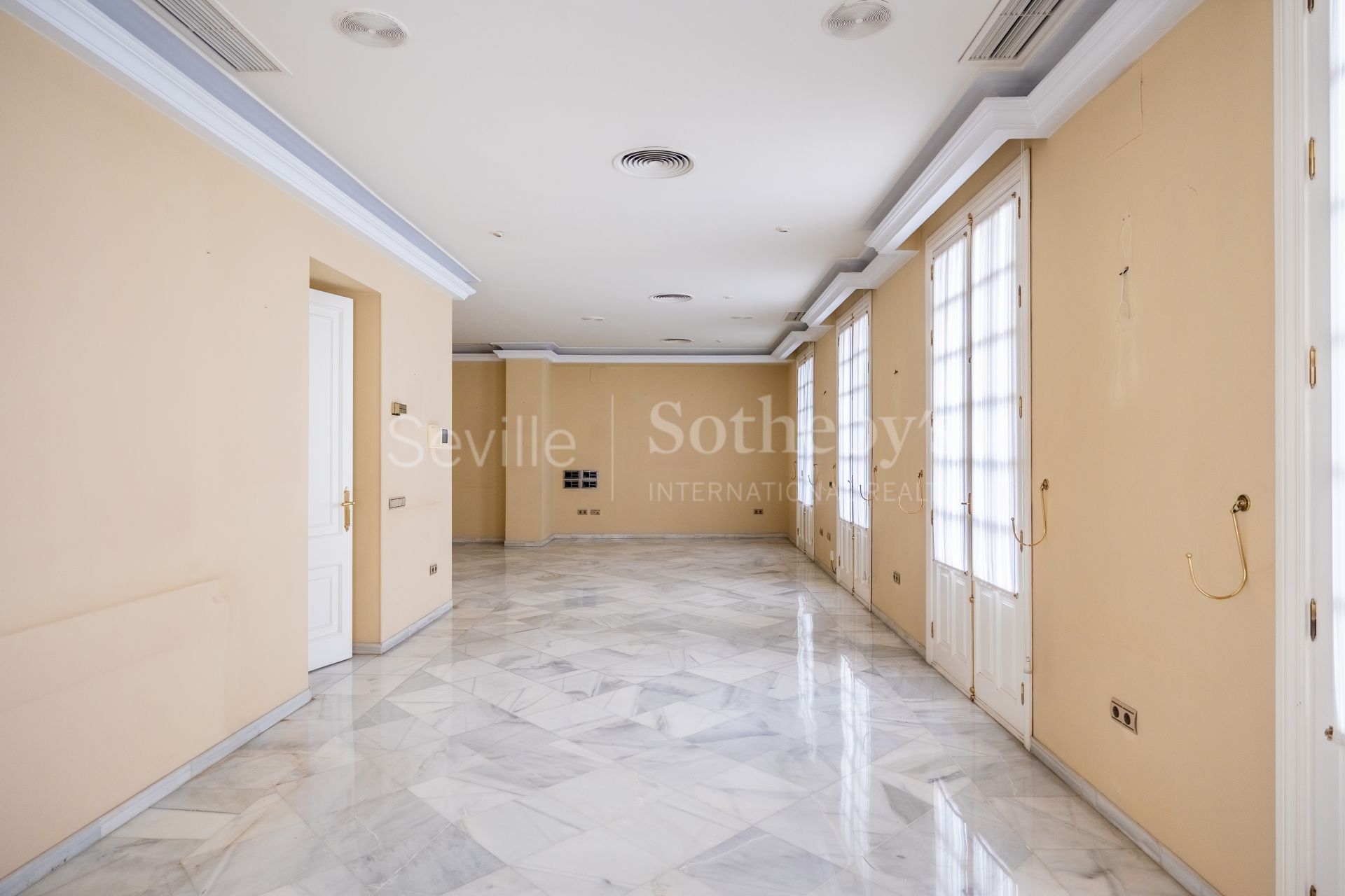 Exclusivo edificio señorial en esquina, situado en pleno casco histórico de Sevilla