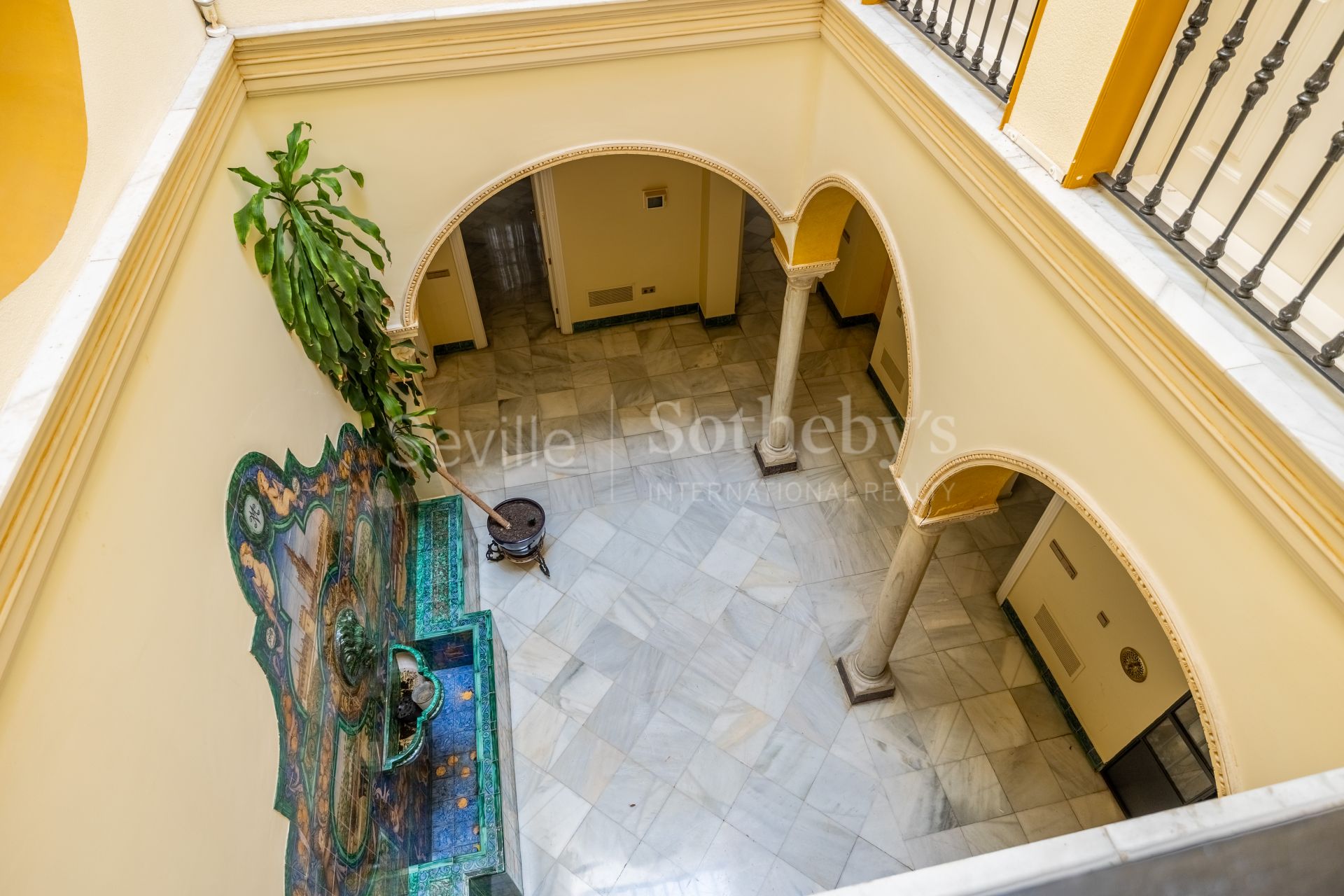 Exclusivo edificio señorial en esquina, situado en pleno casco histórico de Sevilla