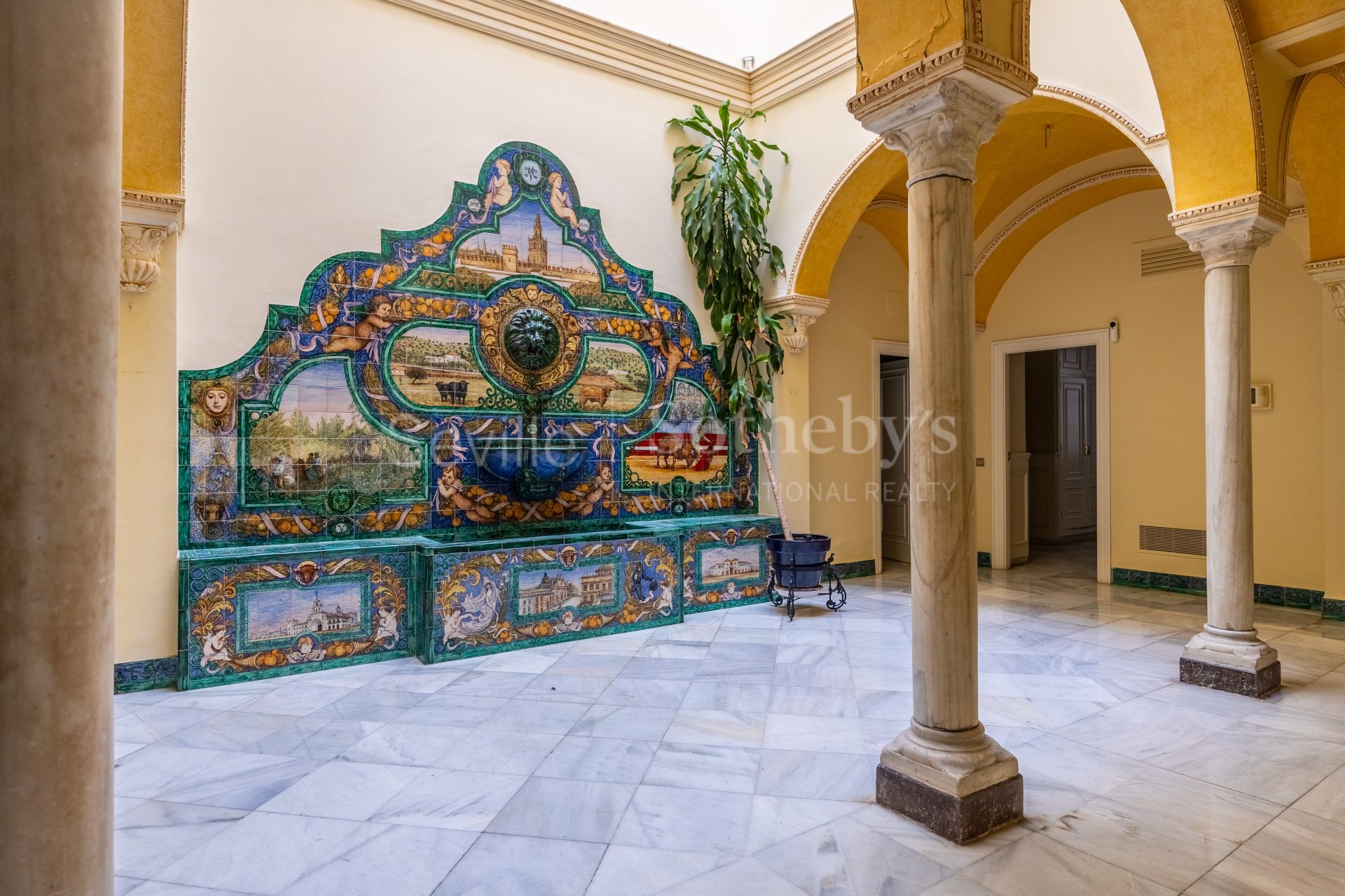 Exclusivo edificio señorial en esquina, situado en pleno casco histórico de Sevilla