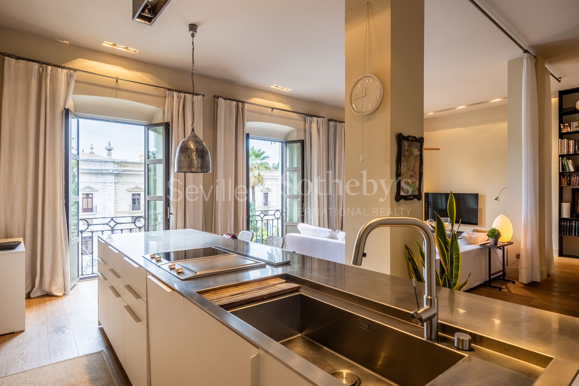 Exclusive duplex penthouse with panoramic terraces and privileged views of Seville