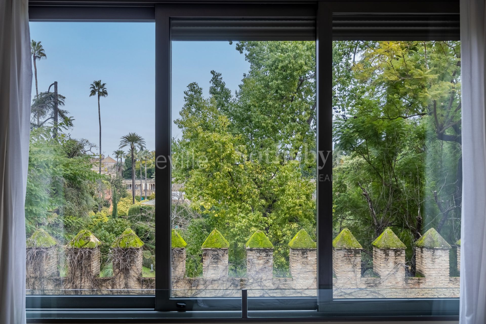 Exclusive duplex penthouse with panoramic terraces and privileged views of Seville