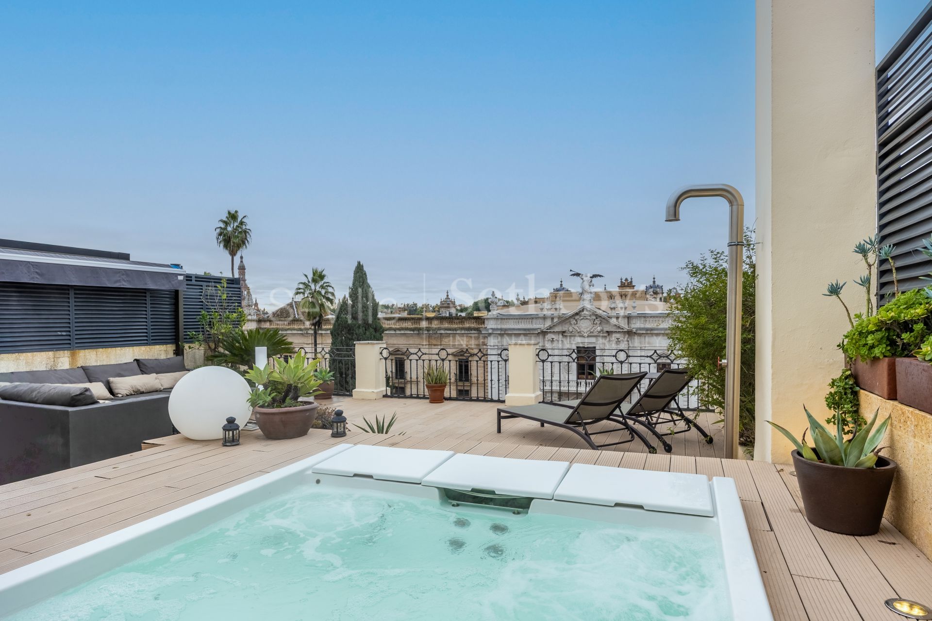 Exclusive duplex penthouse with panoramic terraces and privileged views of Seville