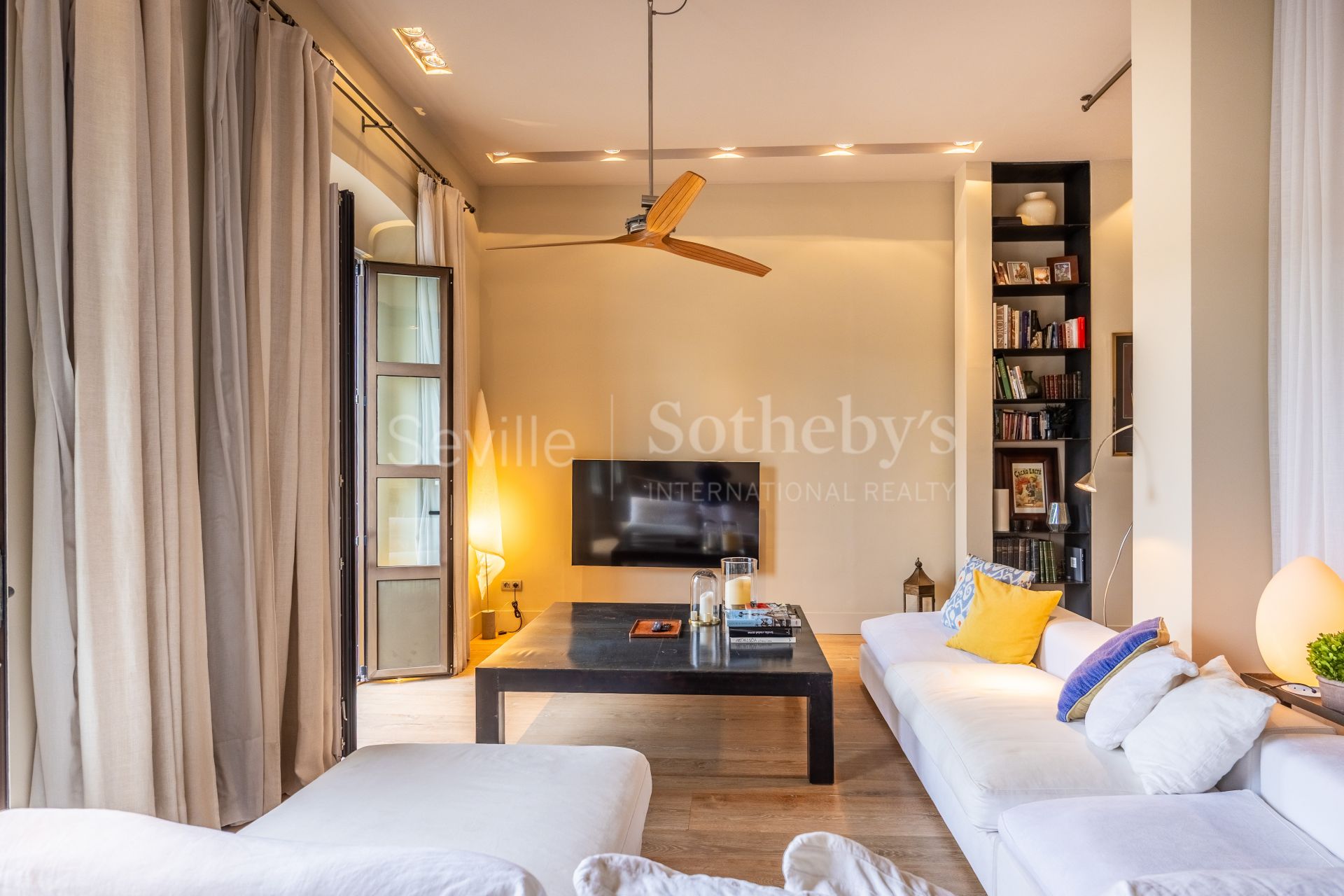 Exclusive duplex penthouse with panoramic terraces and privileged views of Seville