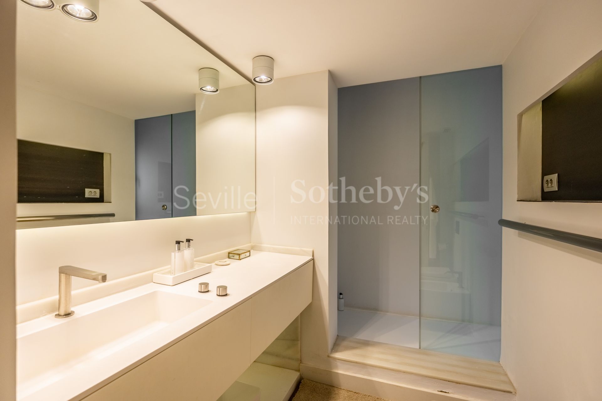 Exclusive duplex penthouse with panoramic terraces and privileged views of Seville