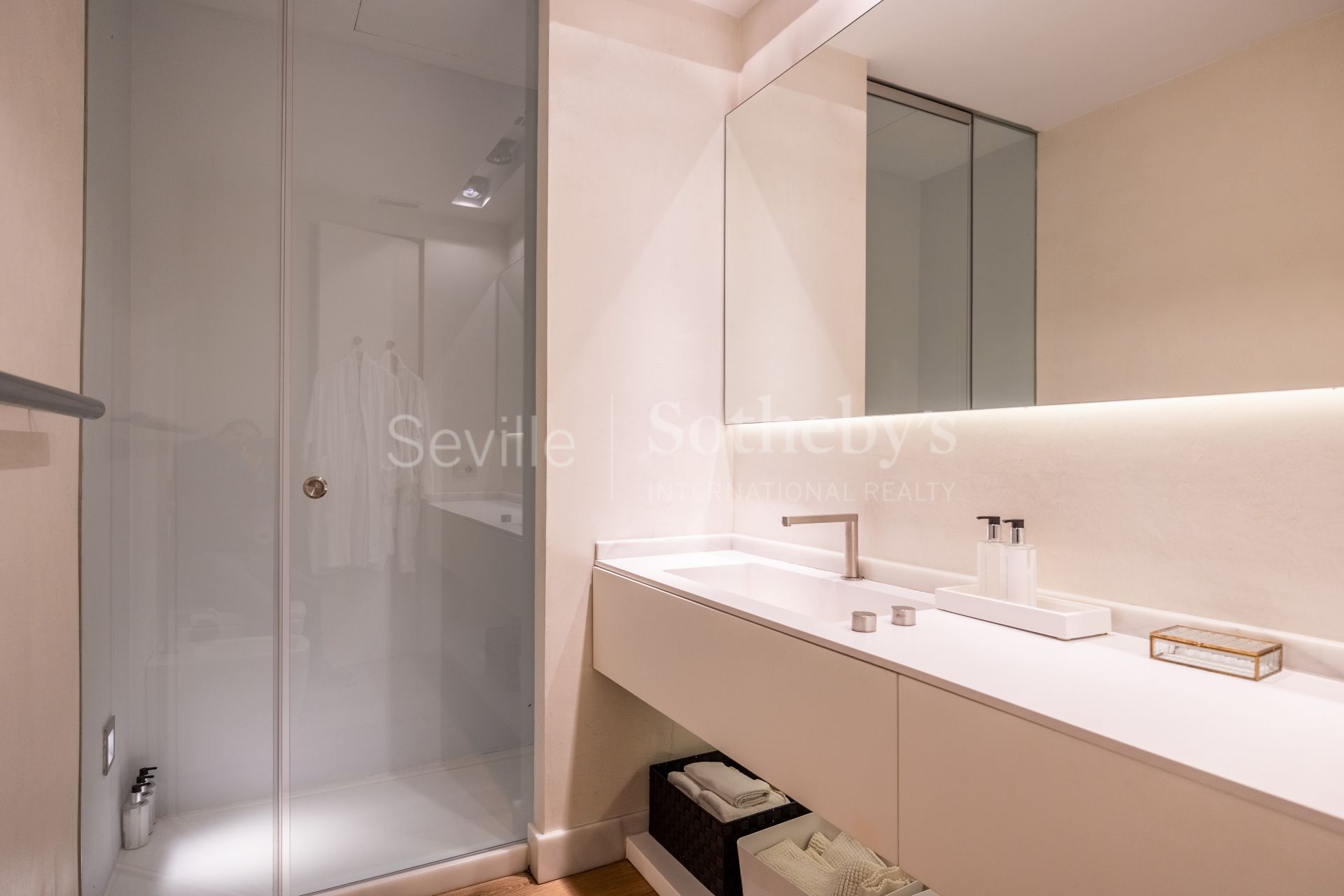 Exclusive duplex penthouse with panoramic terraces and privileged views of Seville