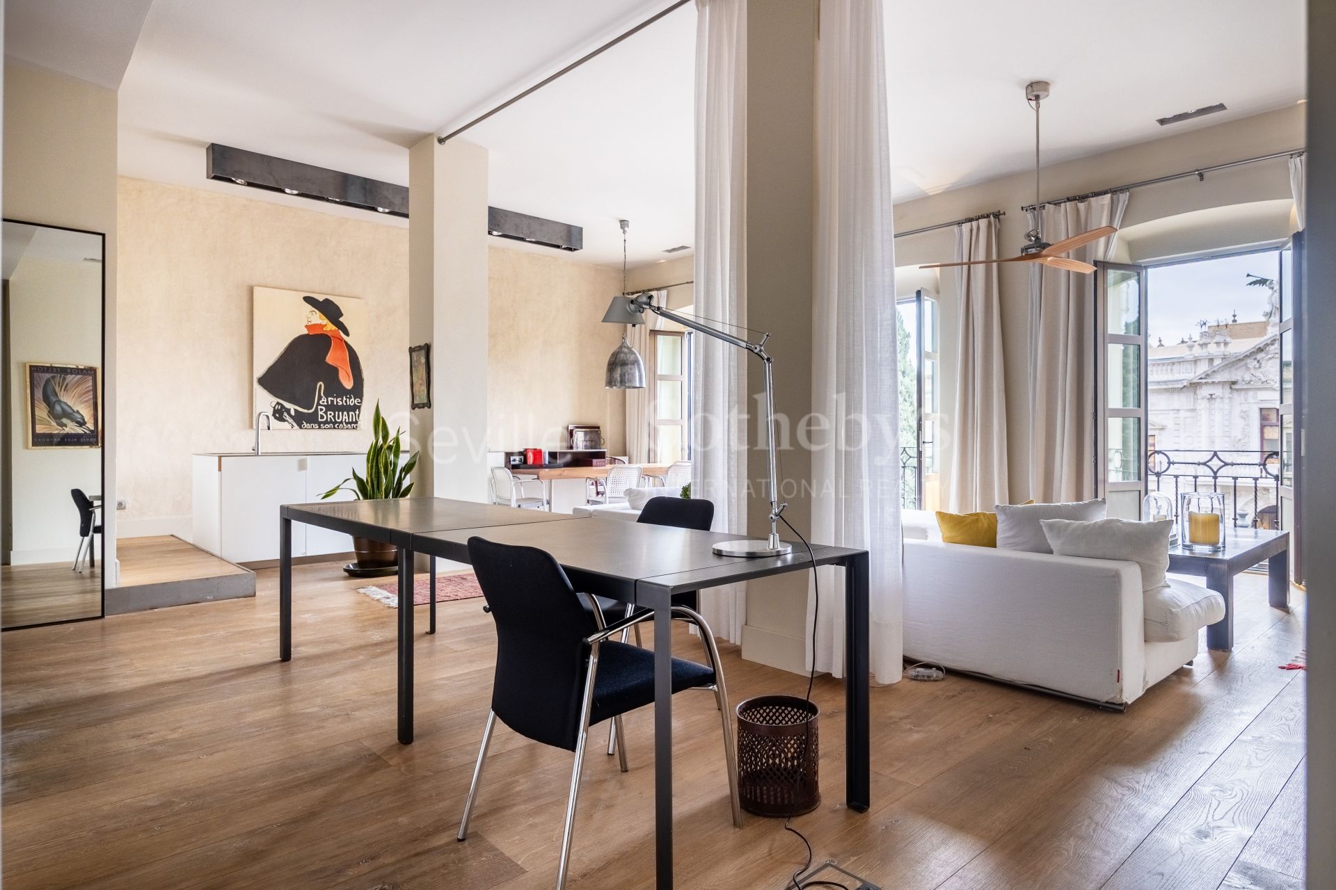 Exclusive duplex penthouse with panoramic terraces and privileged views of Seville