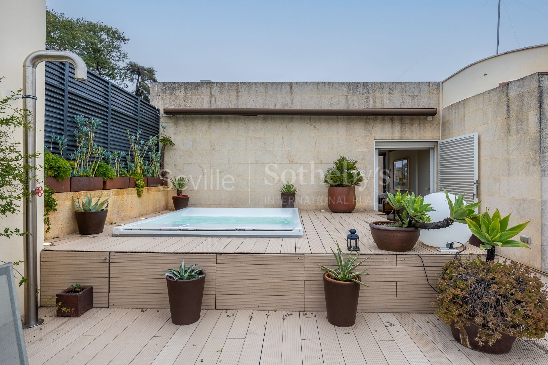 Exclusive duplex penthouse with panoramic terraces and privileged views of Seville