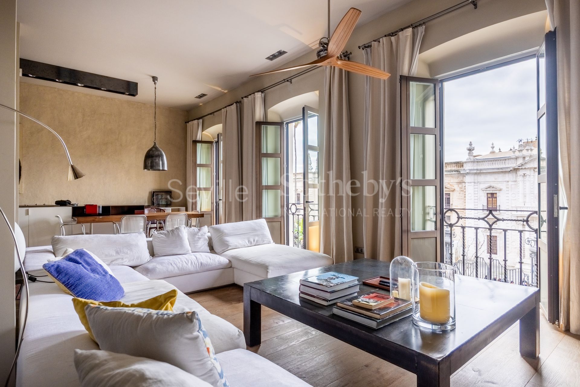 Exclusive duplex penthouse with panoramic terraces and privileged views of Seville