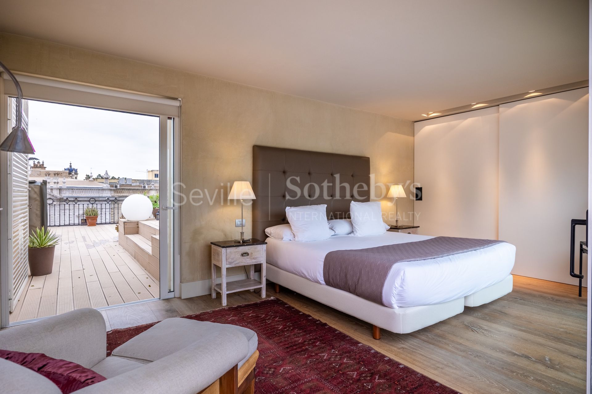 Exclusive duplex penthouse with panoramic terraces and privileged views of Seville