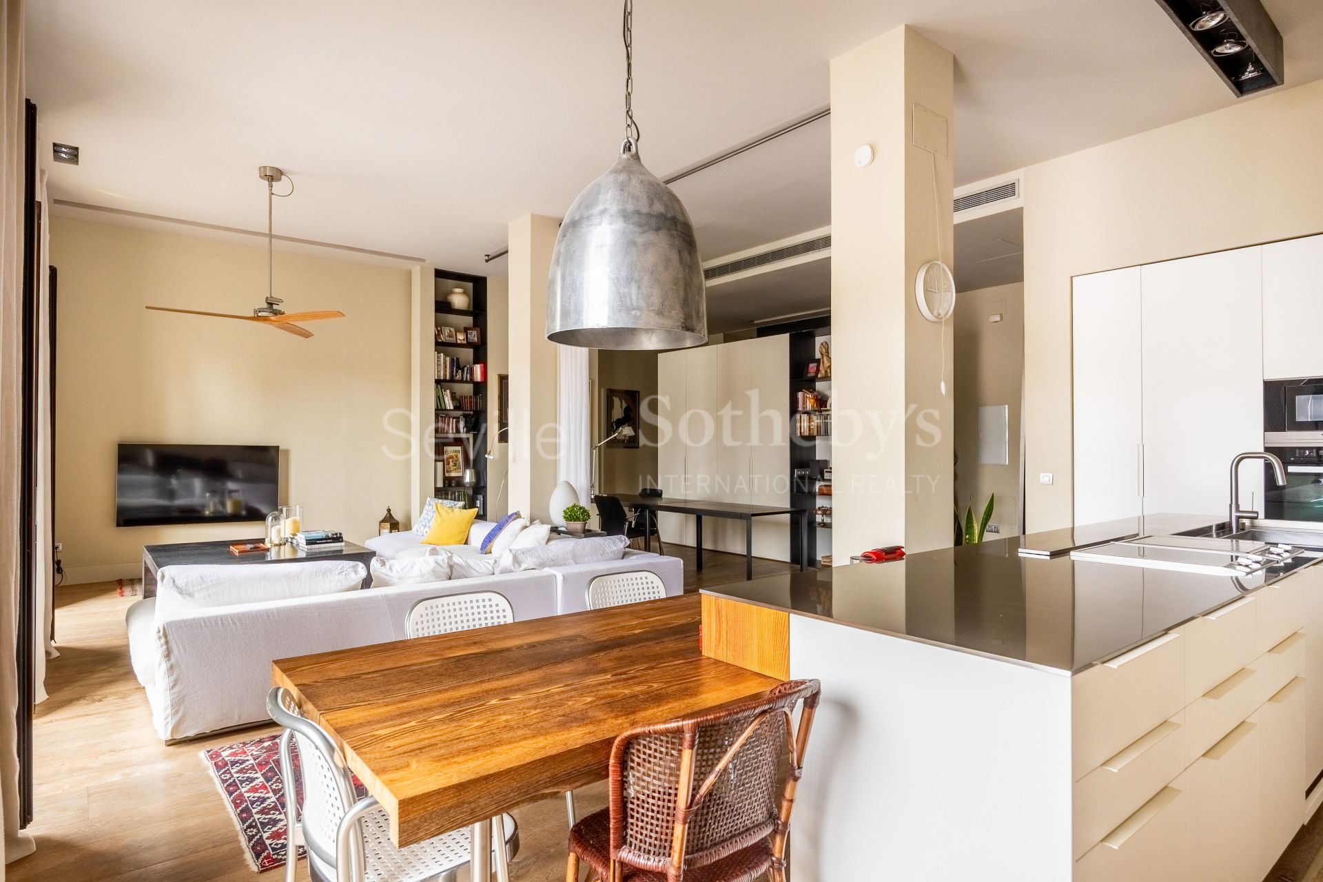 Exclusive duplex penthouse with panoramic terraces and privileged views of Seville