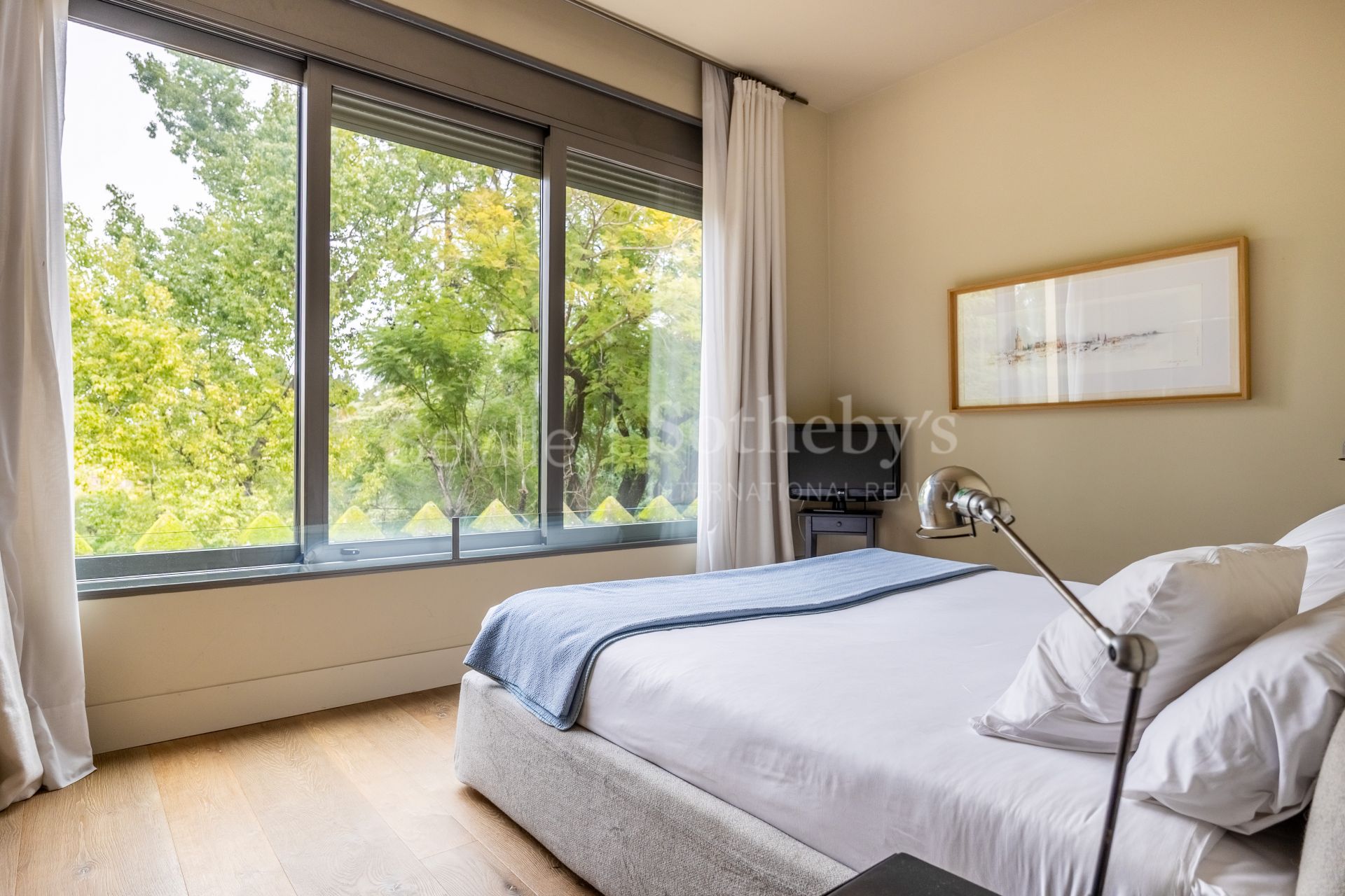 Exclusive duplex penthouse with panoramic terraces and privileged views of Seville