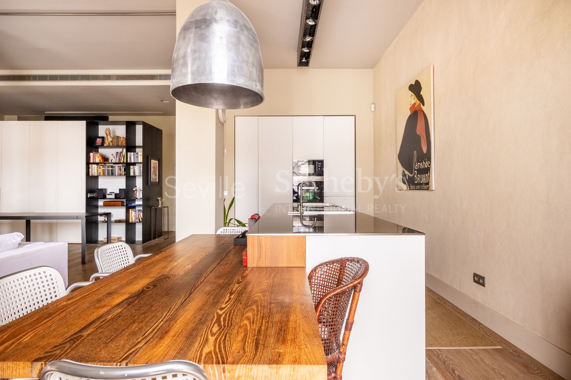 Exclusive duplex penthouse with panoramic terraces and privileged views of Seville