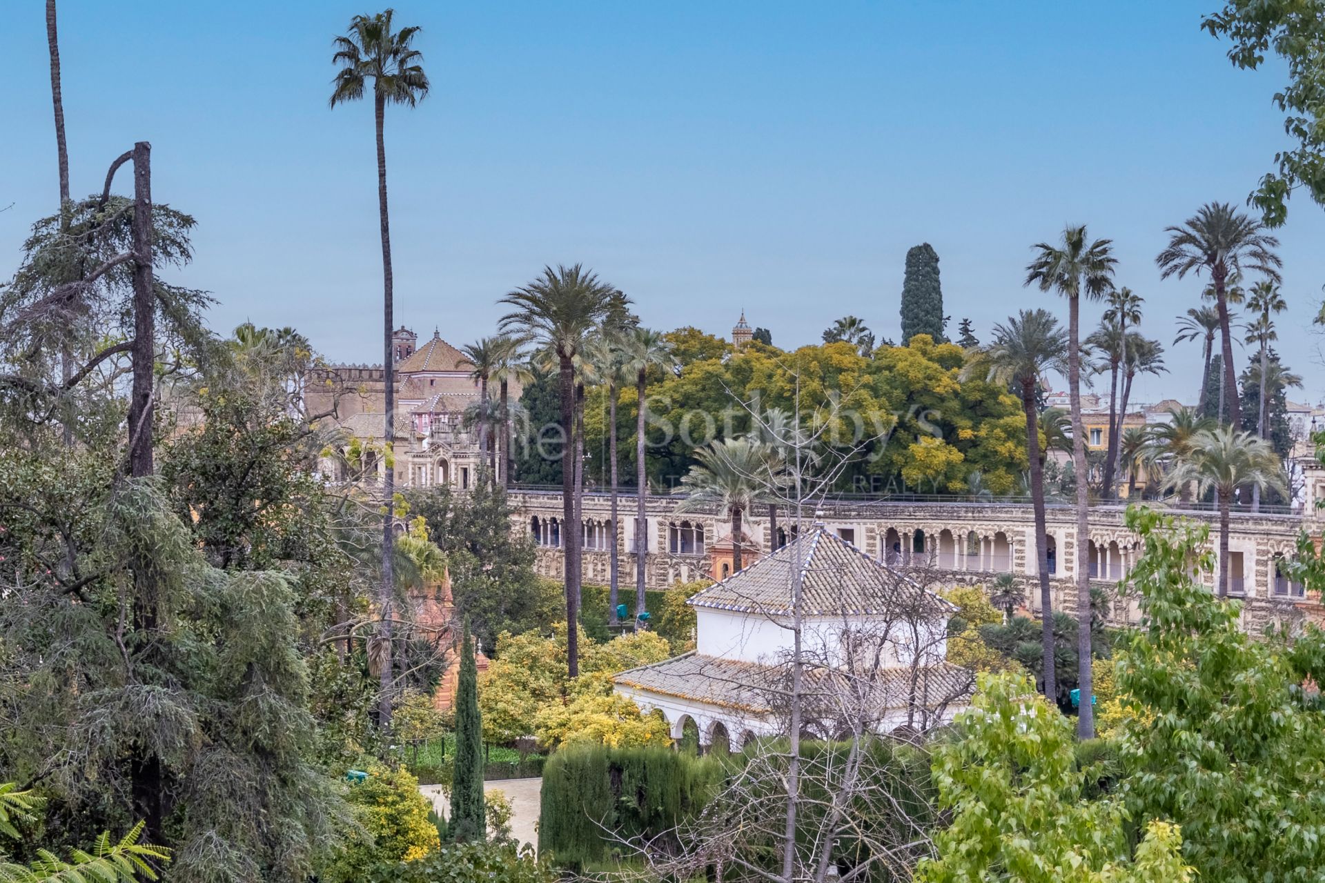 Exclusive duplex penthouse with panoramic terraces and privileged views of Seville