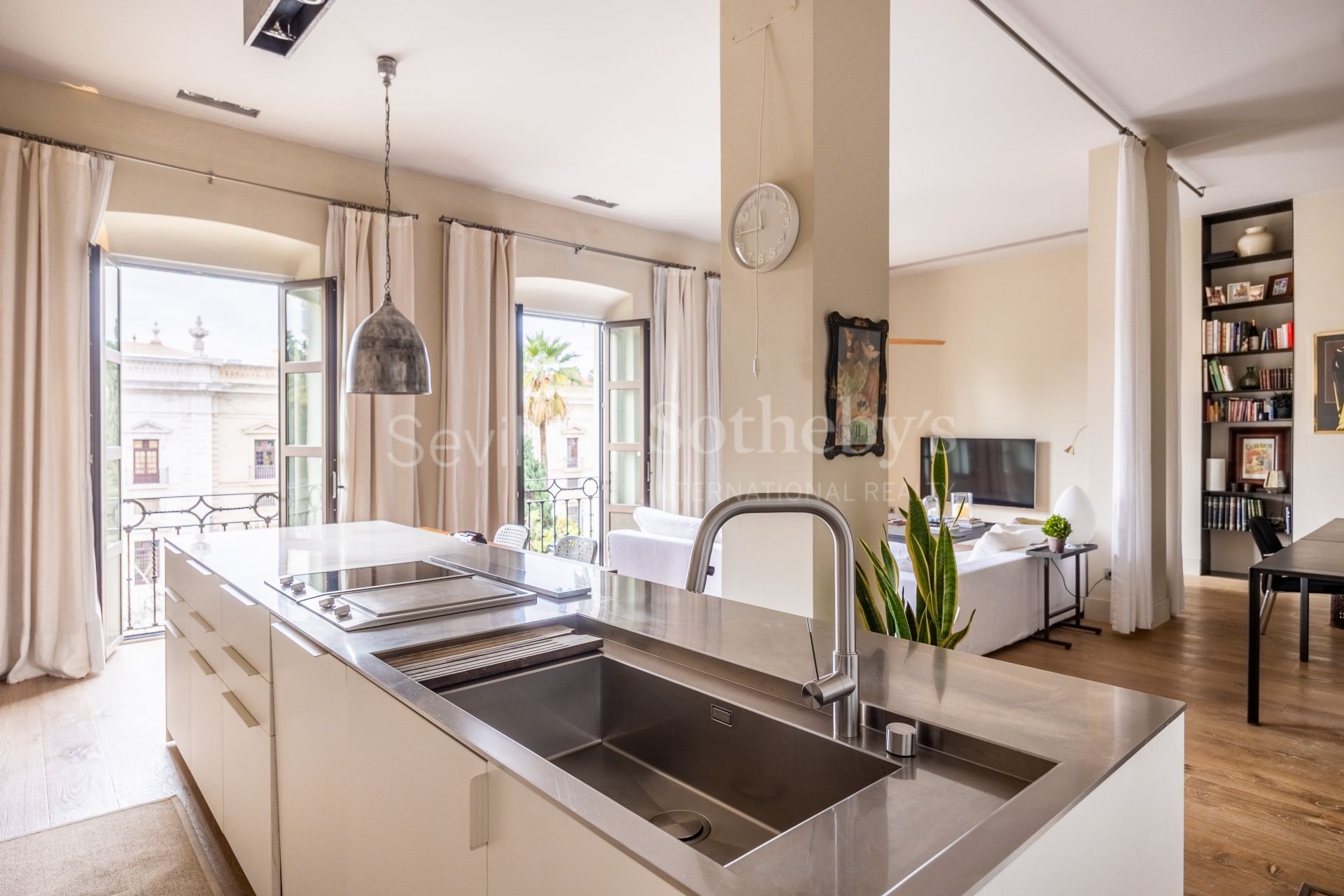 Exclusive duplex penthouse with panoramic terraces and privileged views of Seville