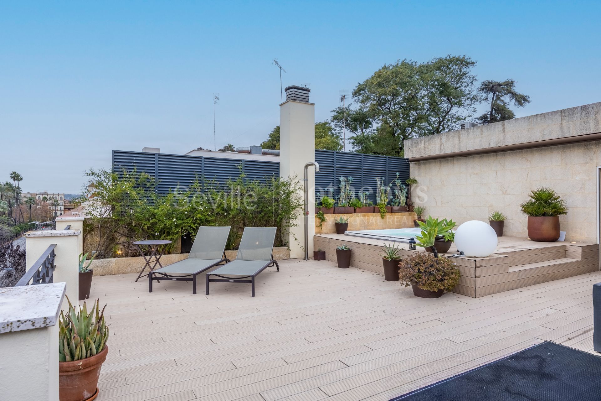 Exclusive duplex penthouse with panoramic terraces and privileged views of Seville