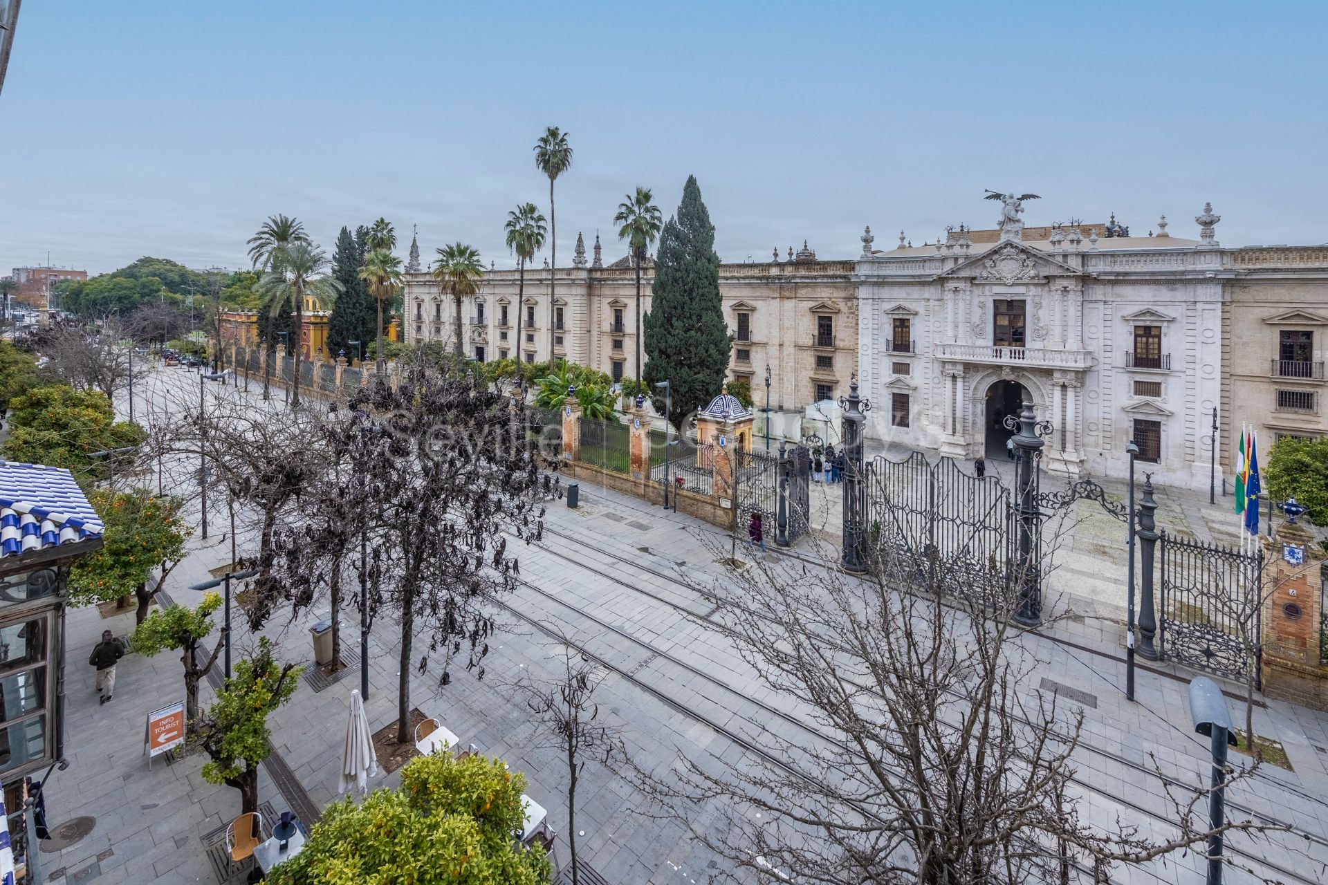 Exclusive duplex penthouse with panoramic terraces and privileged views of Seville