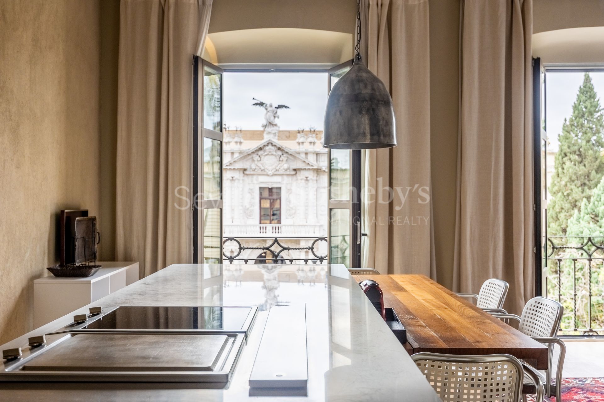 Exclusive duplex penthouse with panoramic terraces and privileged views of Seville