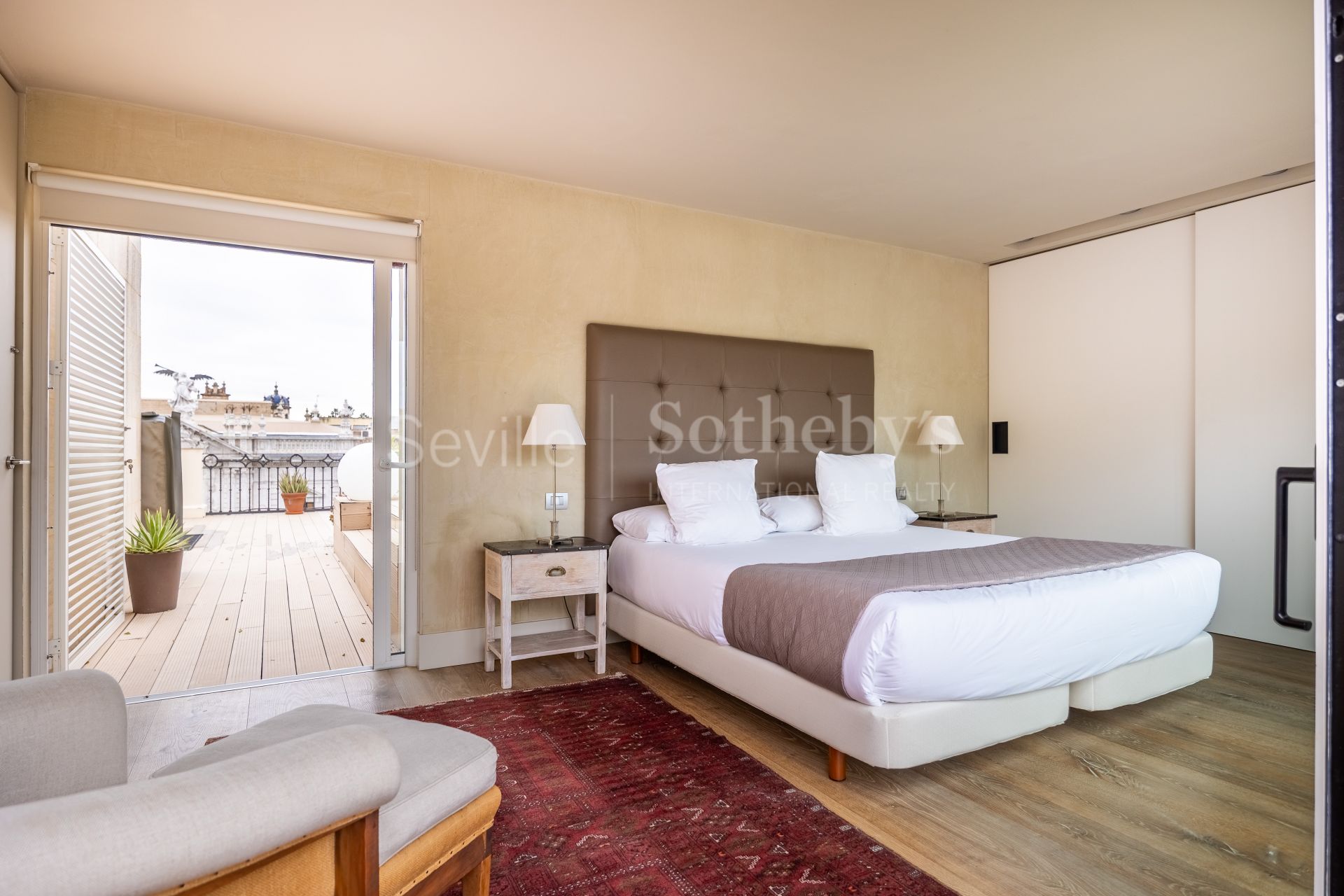 Exclusive duplex penthouse with panoramic terraces and privileged views of Seville