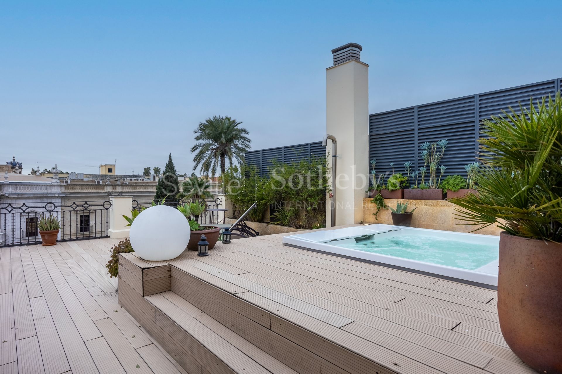 Exclusive duplex penthouse with panoramic terraces and privileged views of Seville