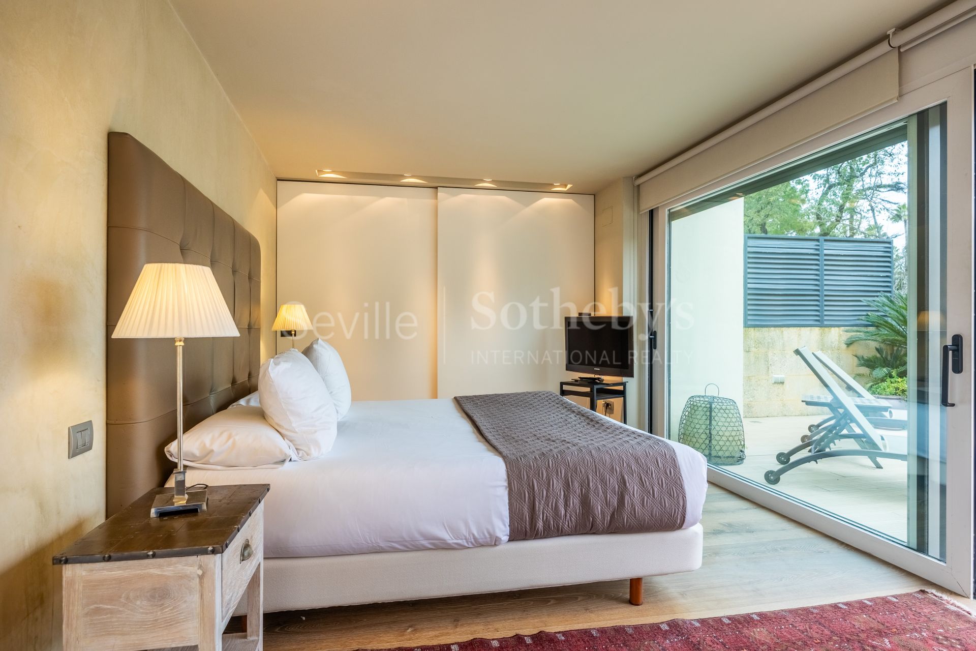 Exclusive duplex penthouse with panoramic terraces and privileged views of Seville