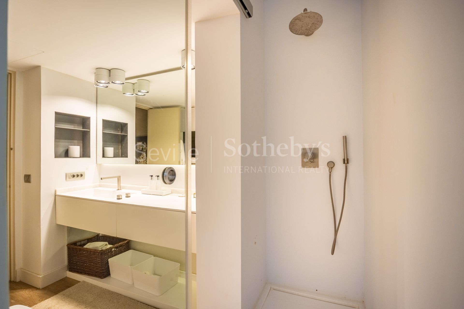 Exclusive duplex penthouse with panoramic terraces and privileged views of Seville