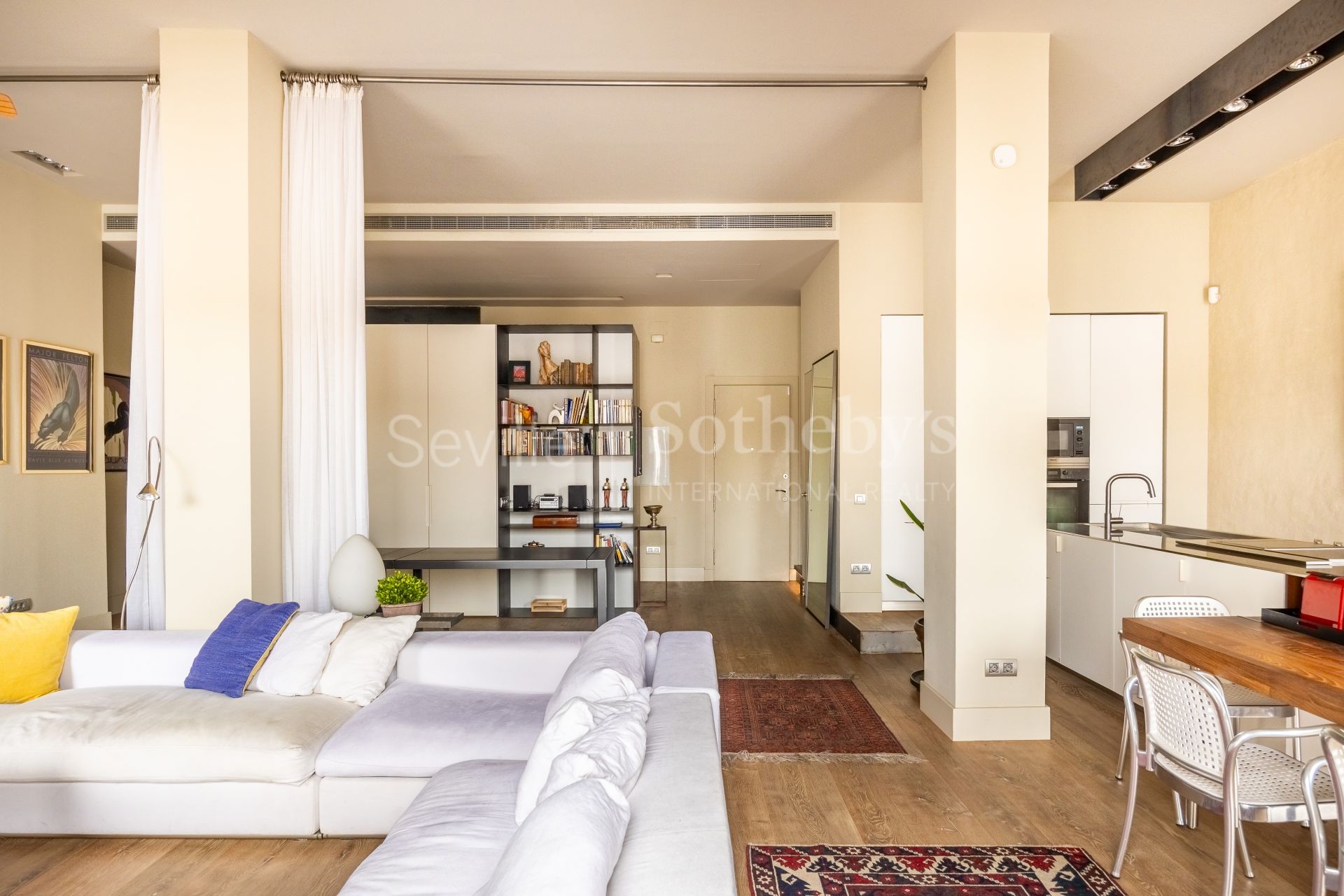 Exclusive duplex penthouse with panoramic terraces and privileged views of Seville