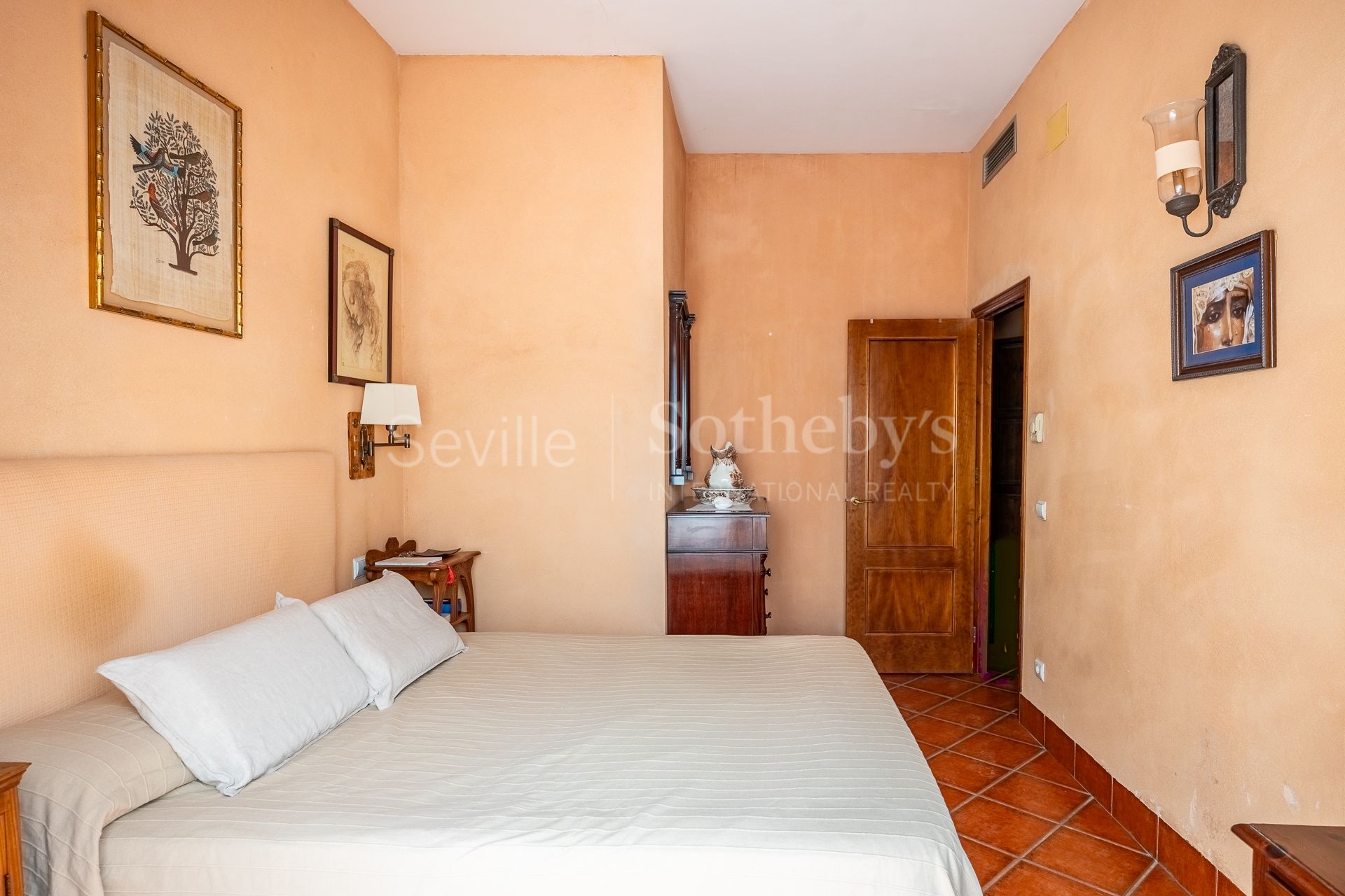 Exclusive family home with regionalist-style courtyard in the heart of Nervión