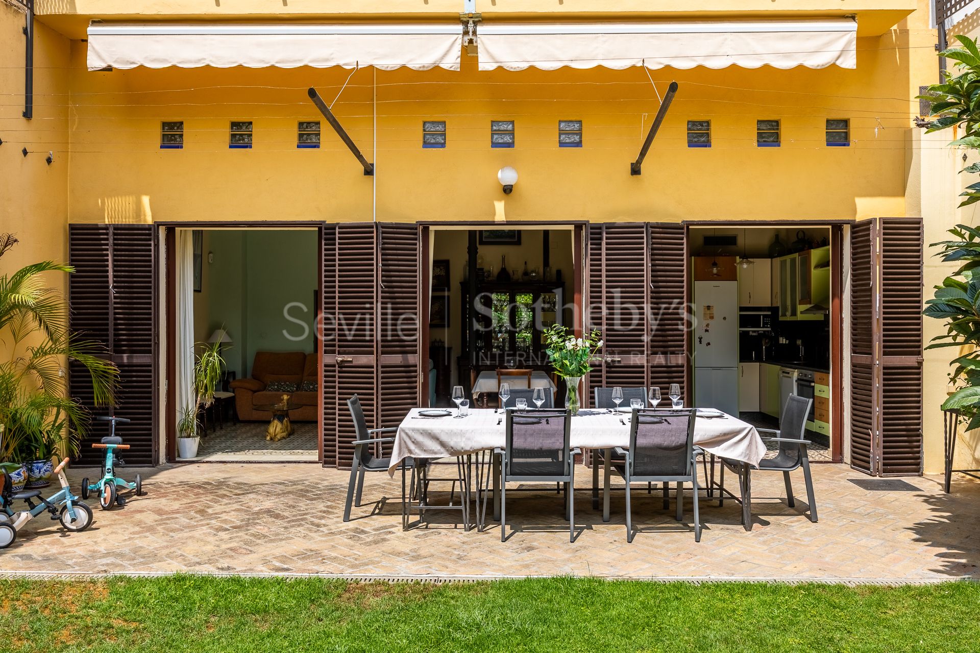 Exclusive family home with regionalist-style courtyard in the heart of Nervión